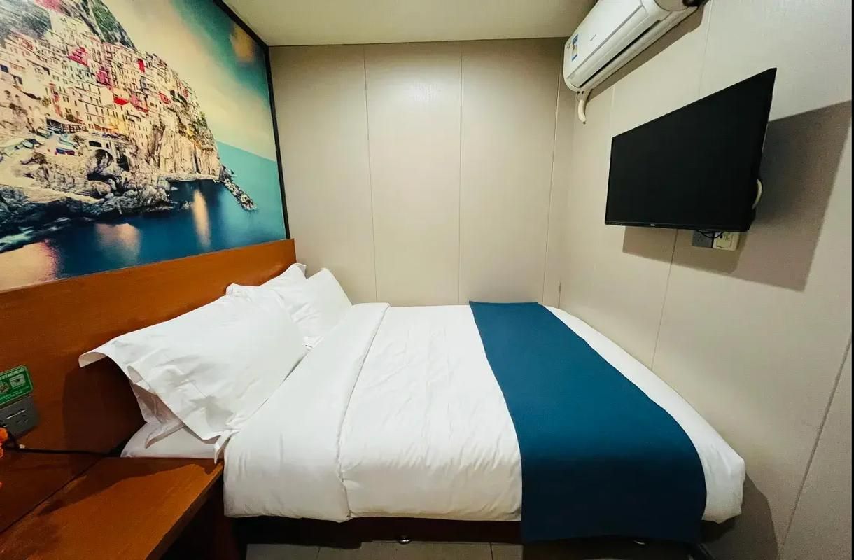 Warm Queen Room