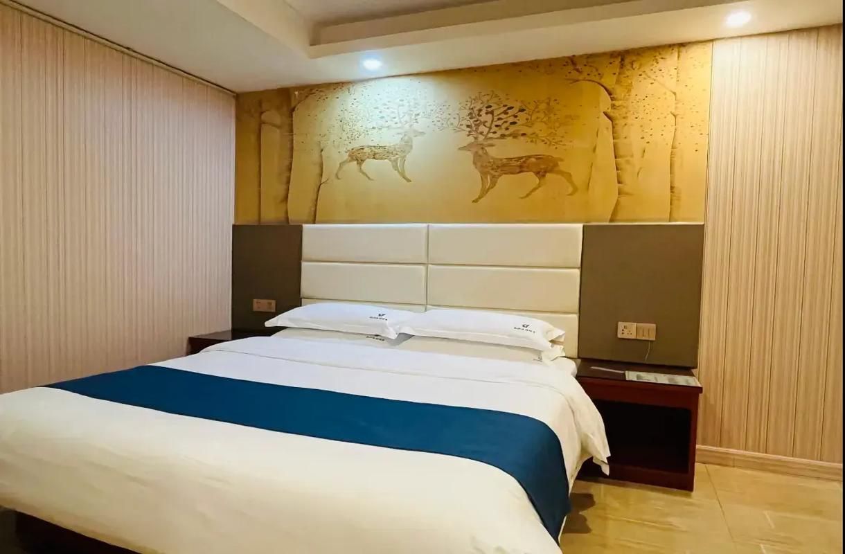 Warm Queen Room