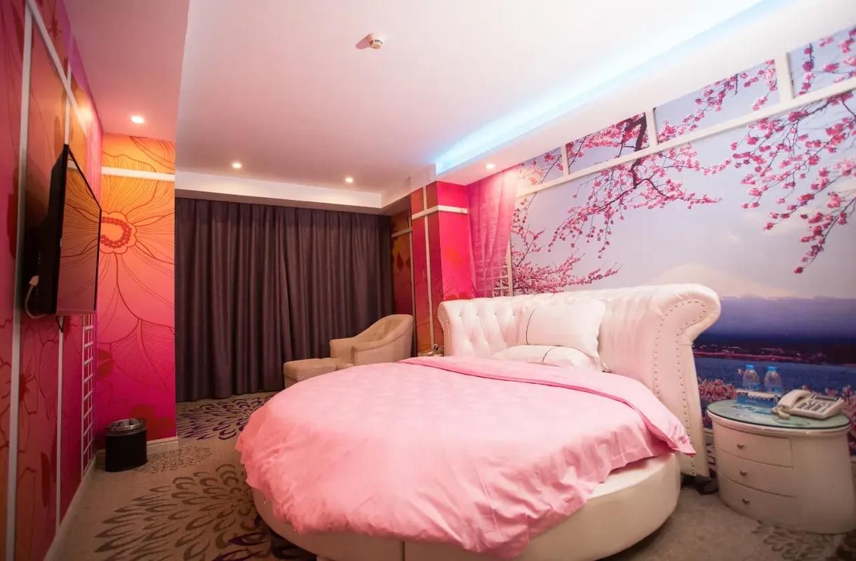 Round Bed Room