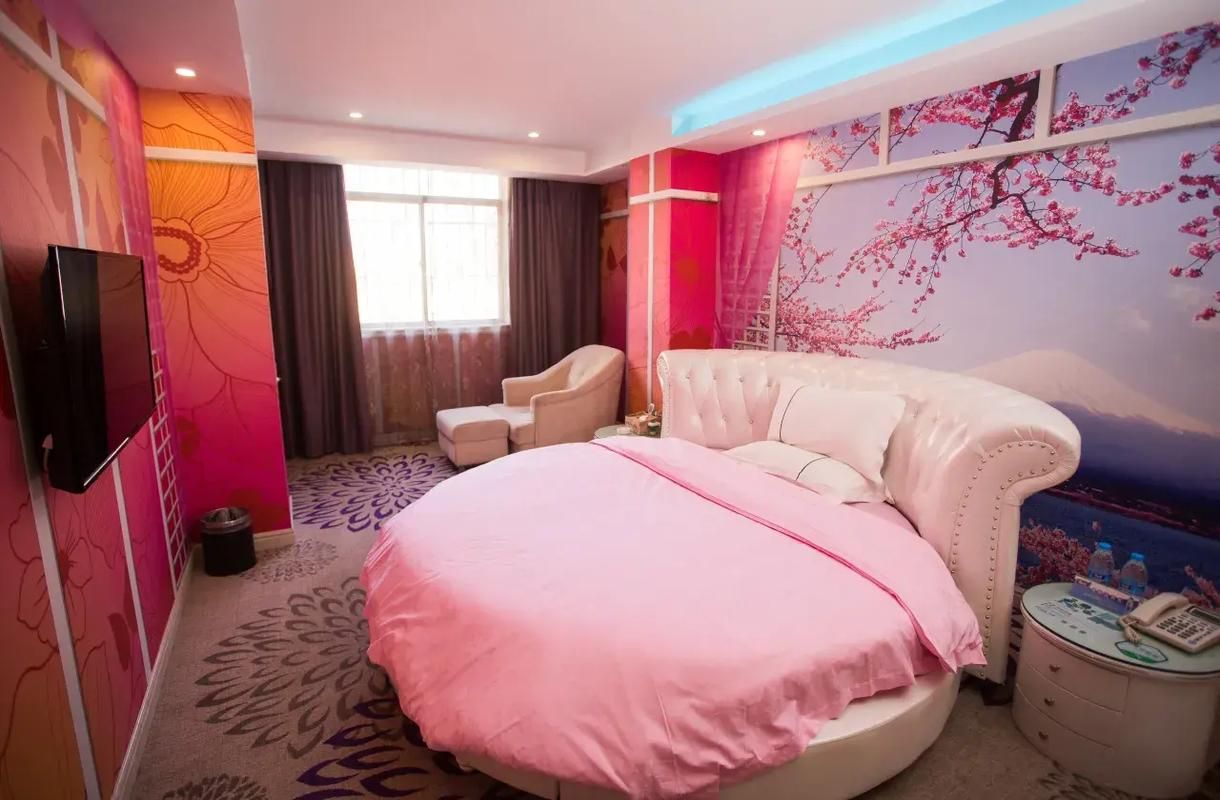 Round Bed Room