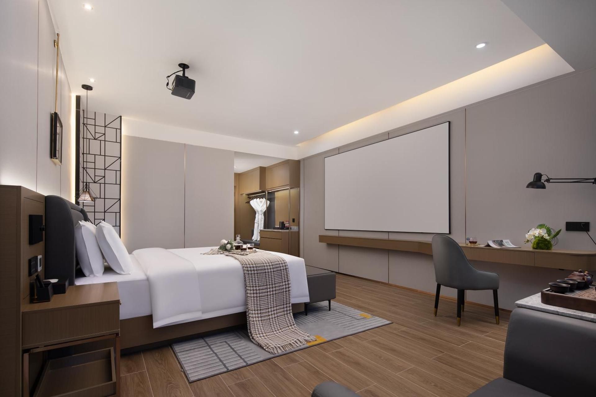 Superior Queen TV Room