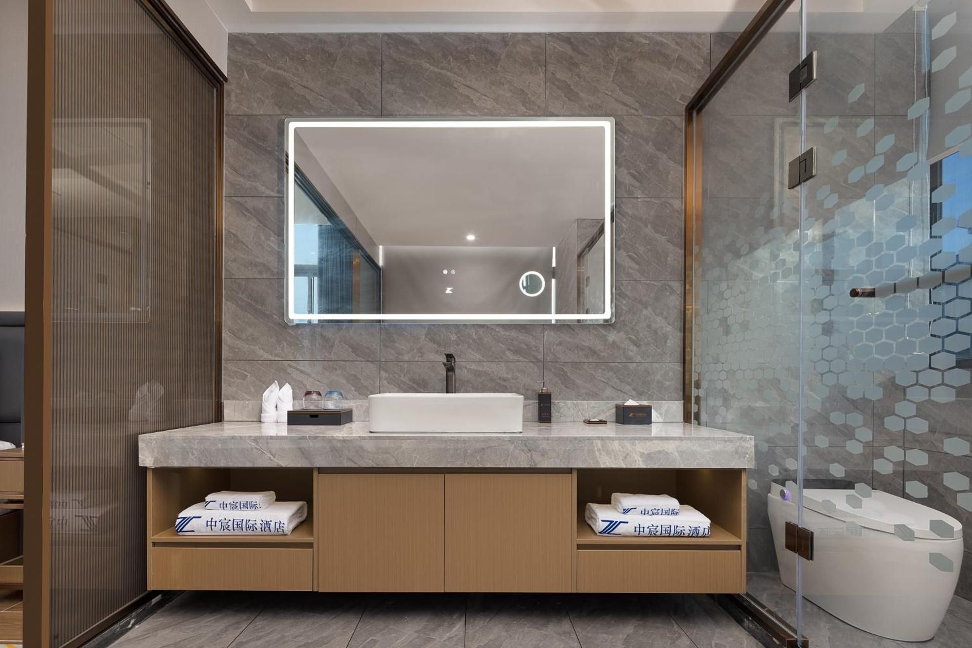 Deluxe Queen Room with Bathtub