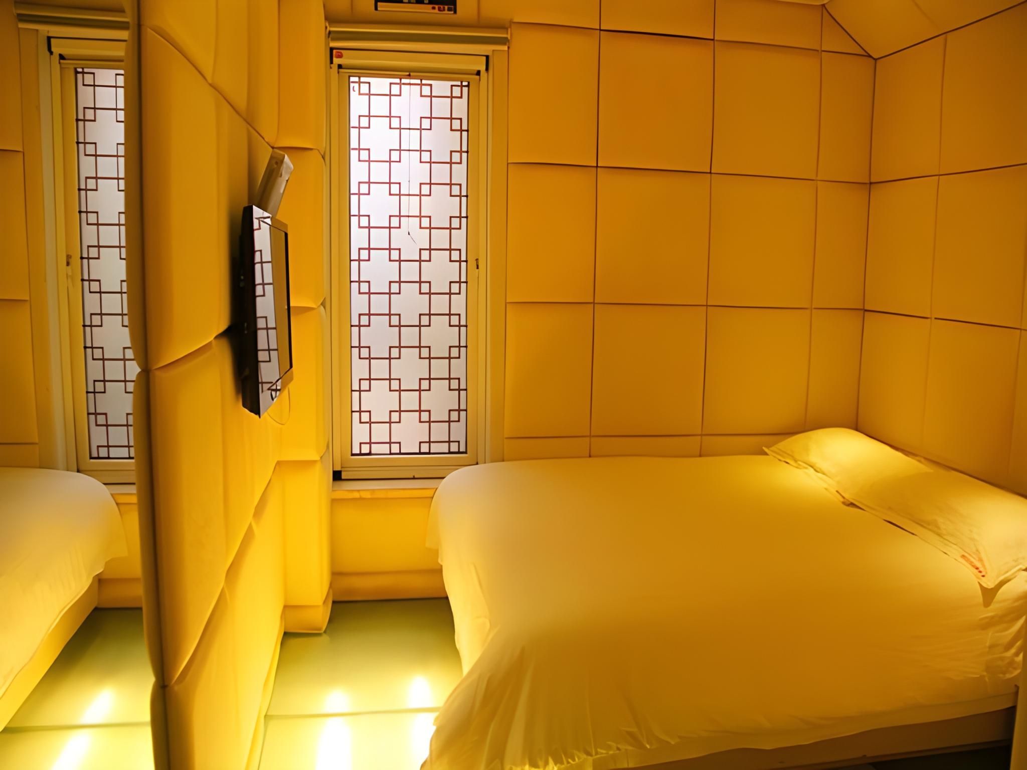 Queen Deluxe Room