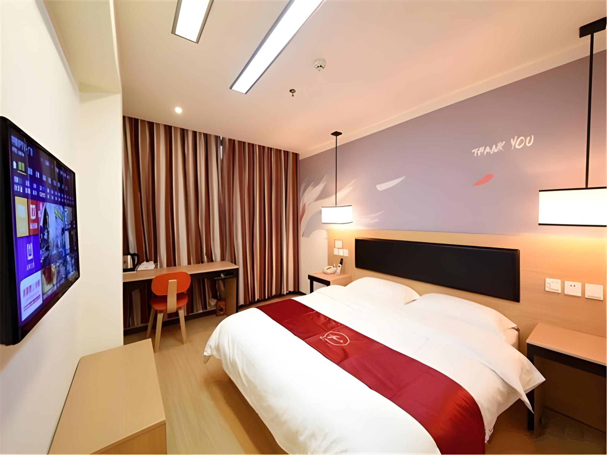 Stand Queen Room