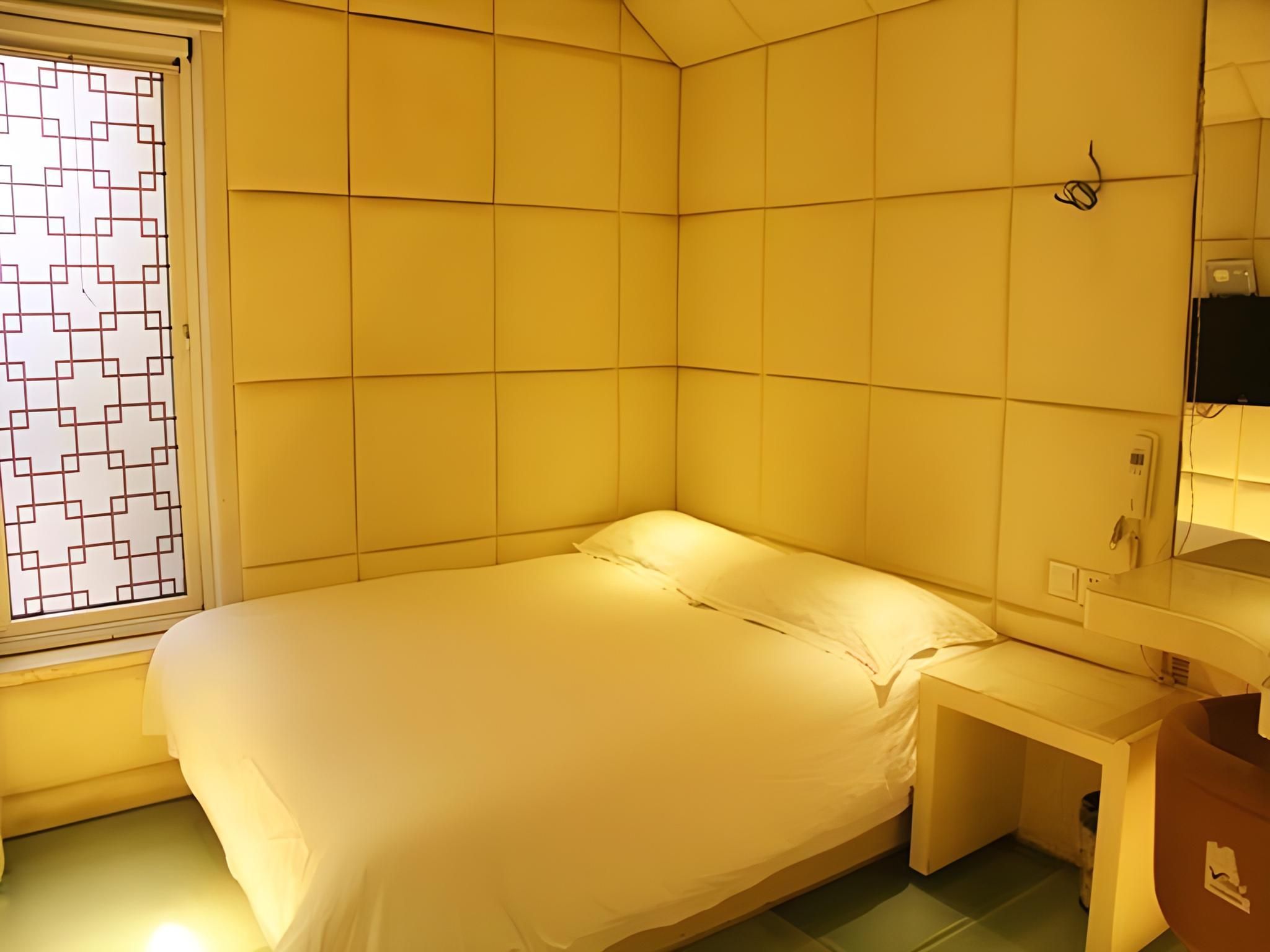 Queen Deluxe Room