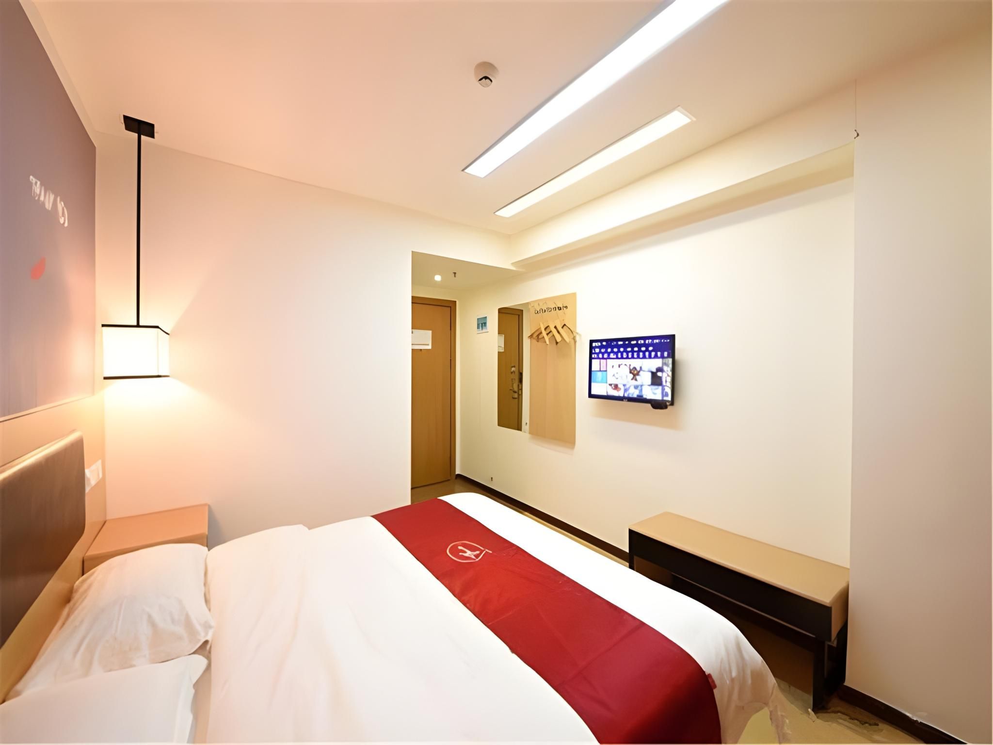 Stand Queen Room