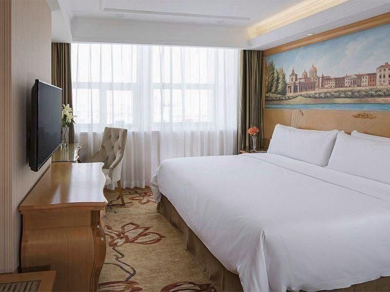 Vienna - Functional Chess Suite Room