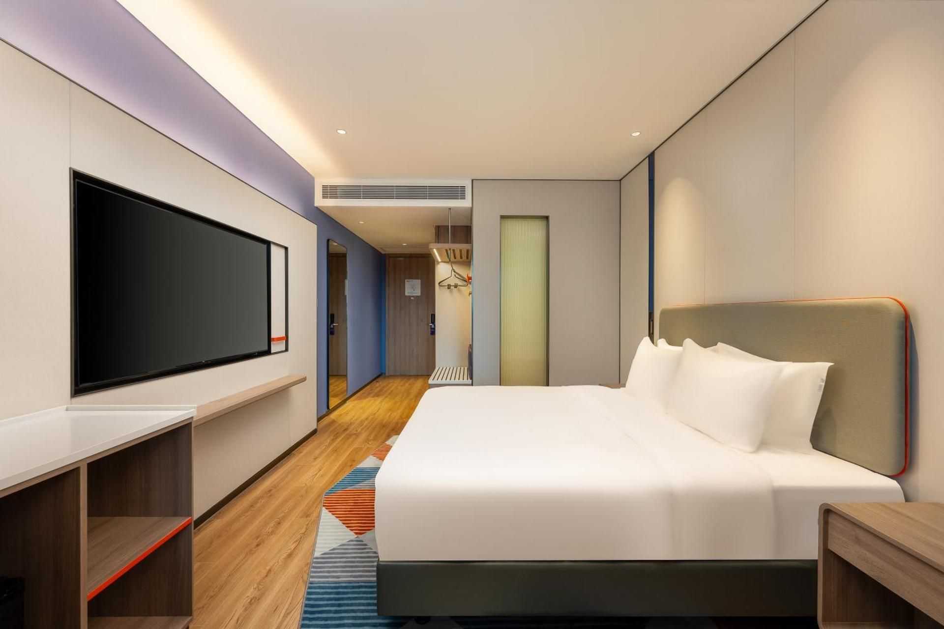 Standard King Room with City View