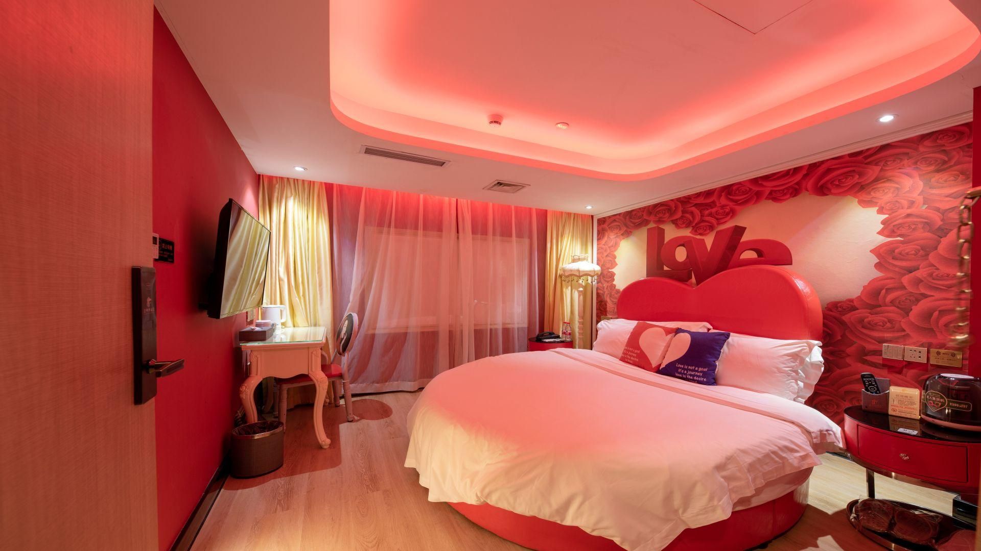 Romantic Round Bed Room