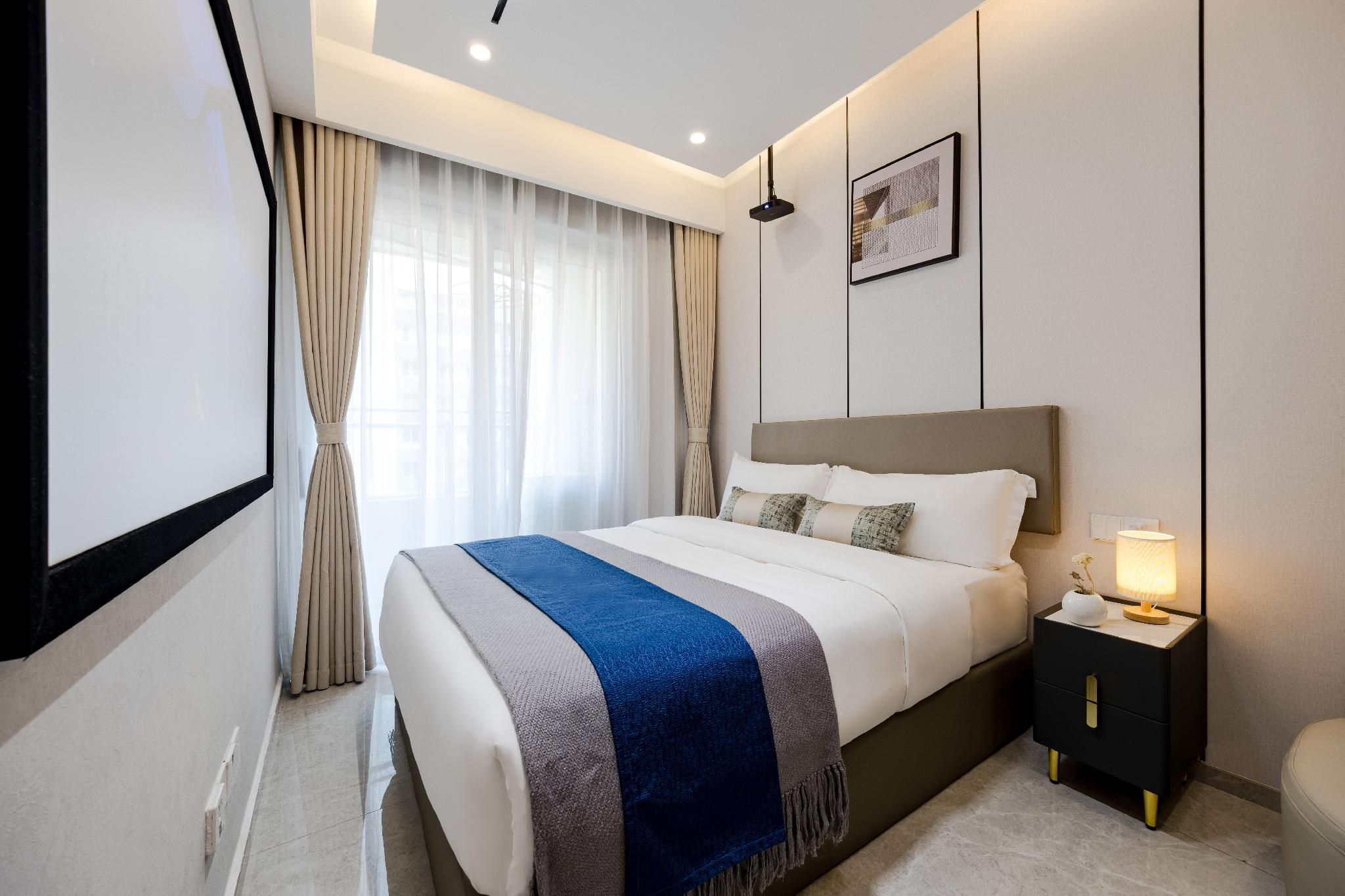 Stand Queen Room