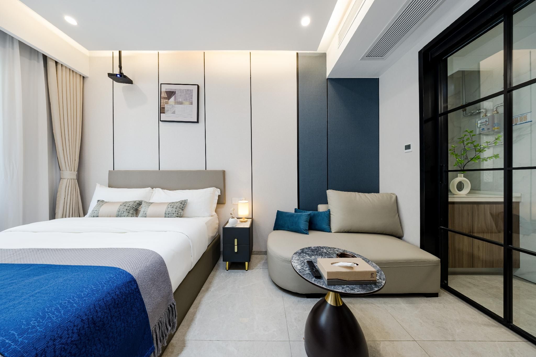 Stand Queen Room