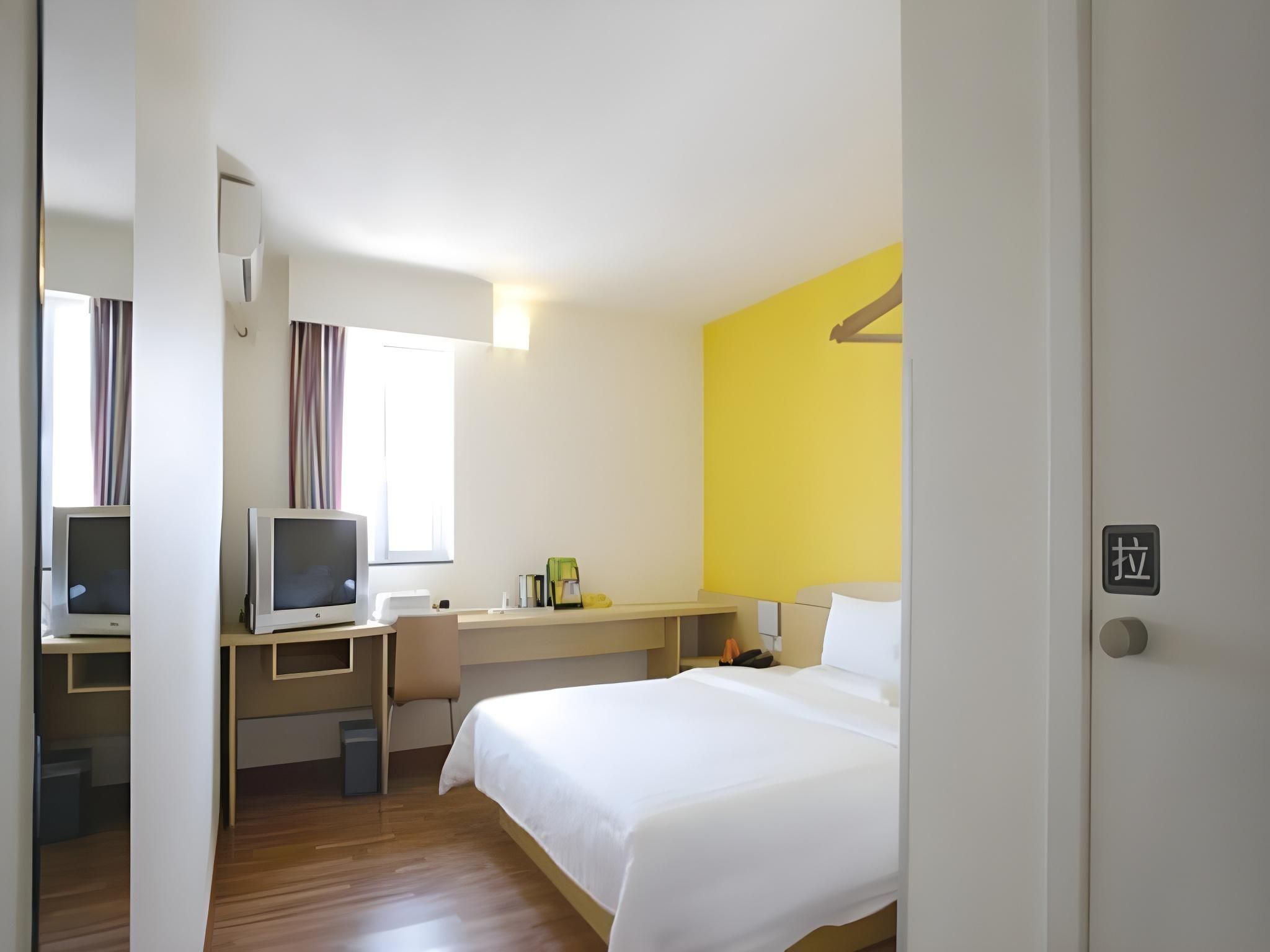 Business Queen Room