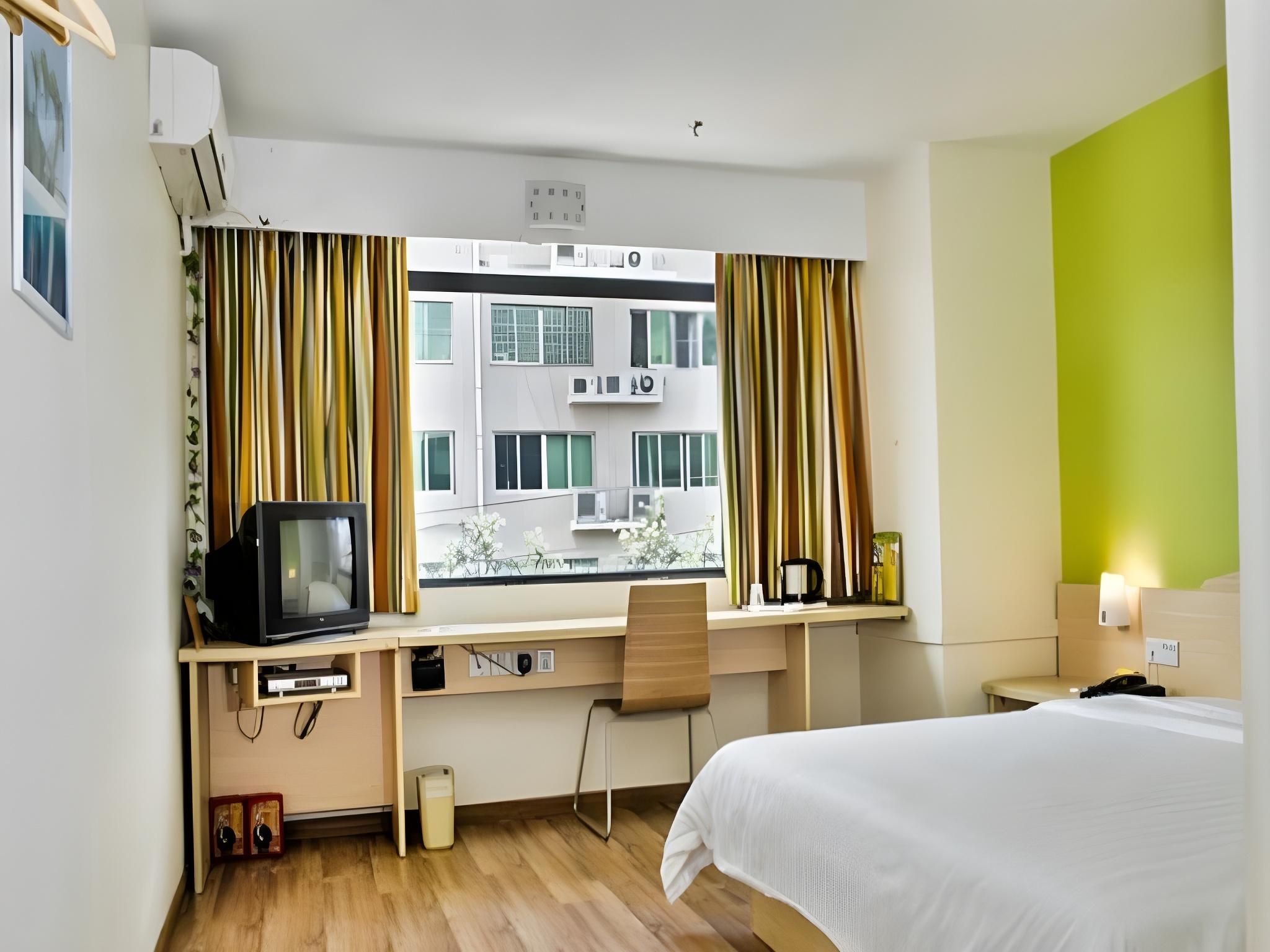 Business Queen Room