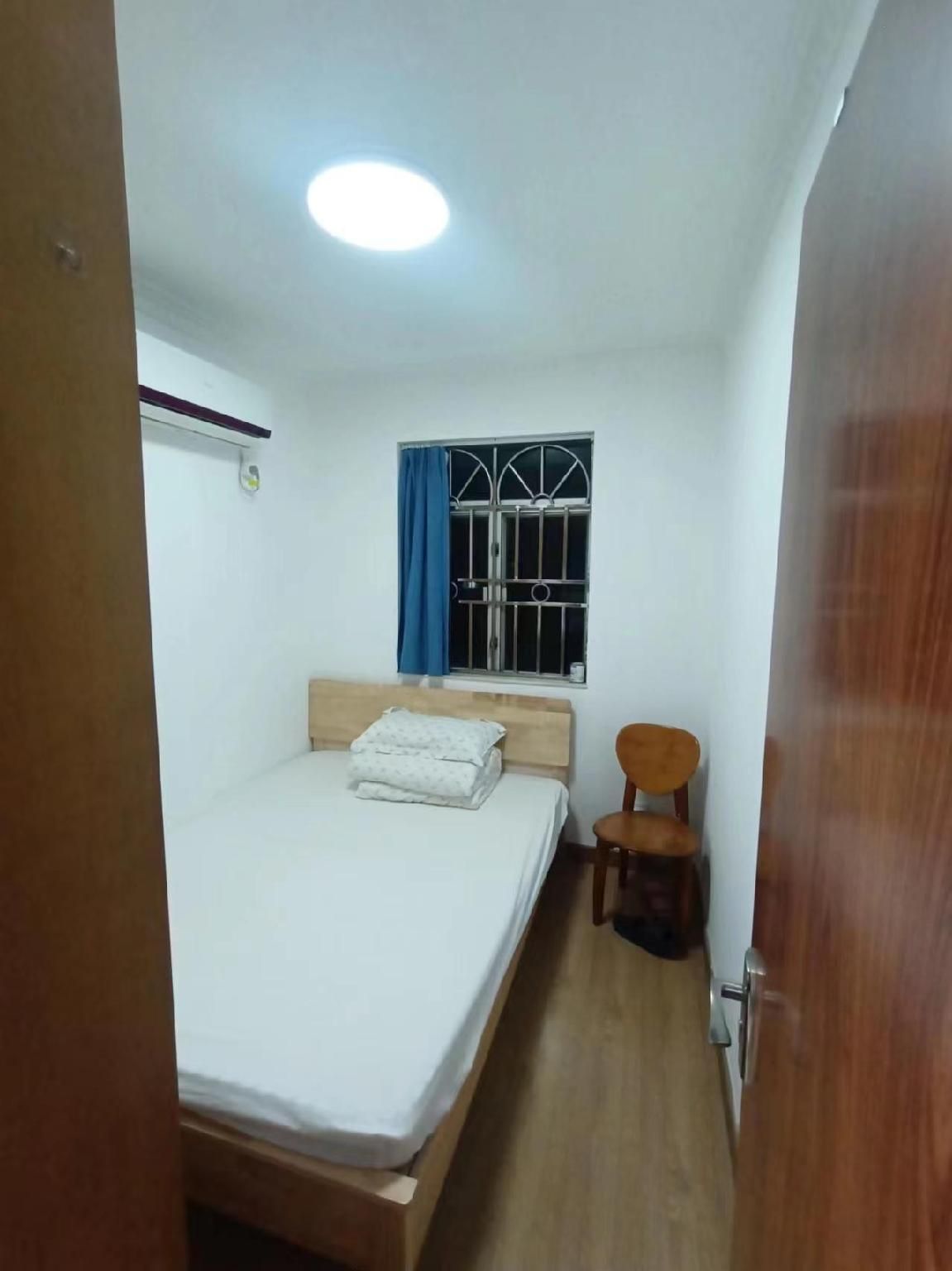Room with Queen Bed
