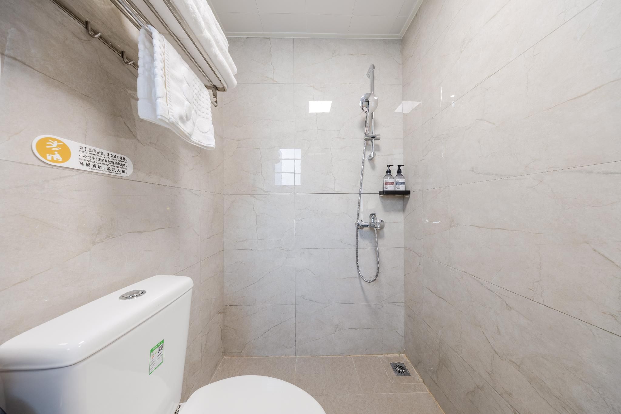 Special Offer Single Room - Shared Bathroom, No Window