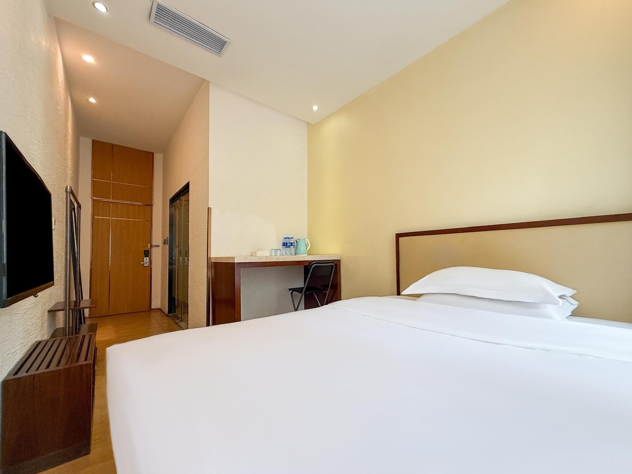 Queen Bed Room