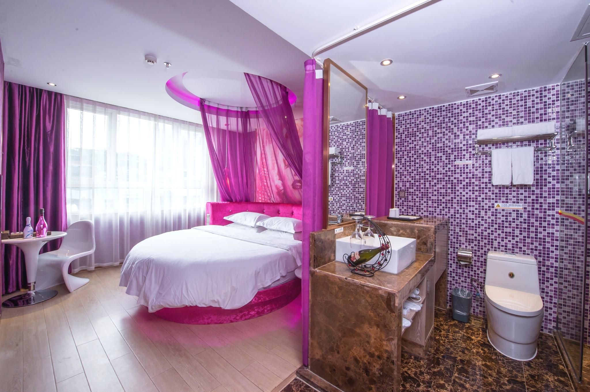 Round Bed Room