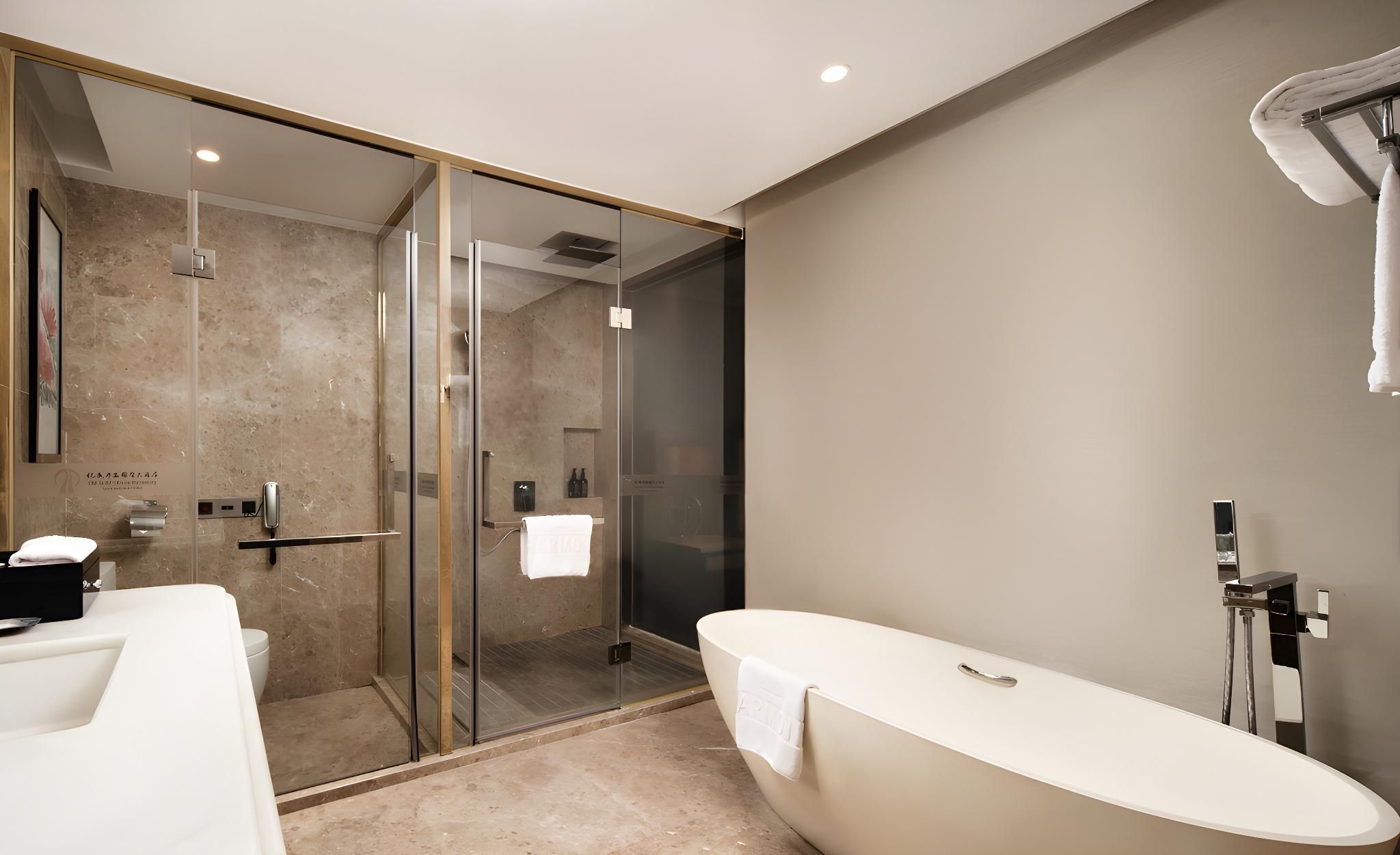 Superior King Room with Bathtub