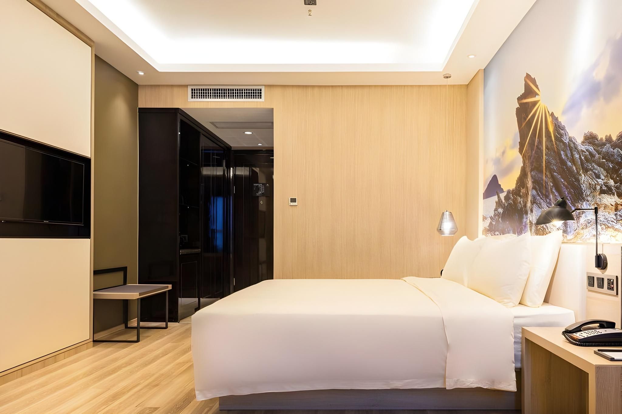 Feature Queen Room
