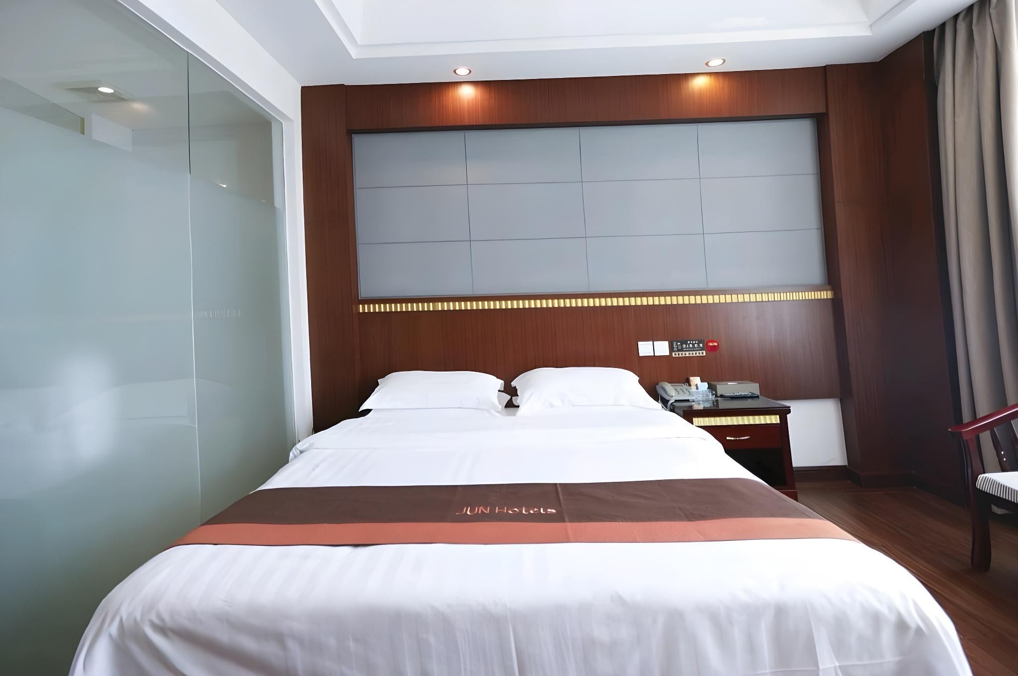 Stand Queen Room