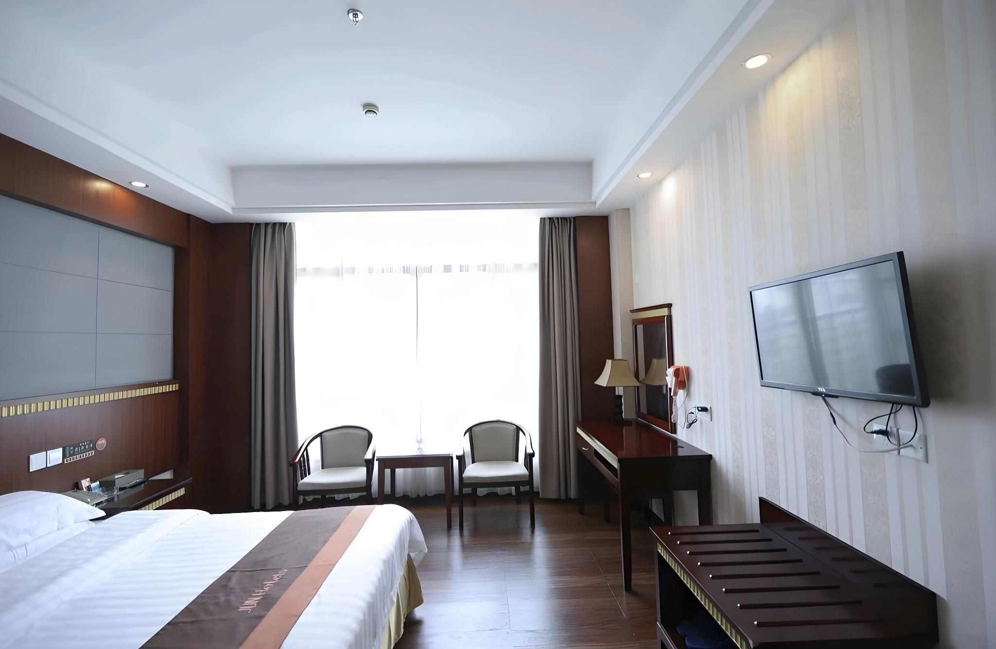 Stand Queen Room