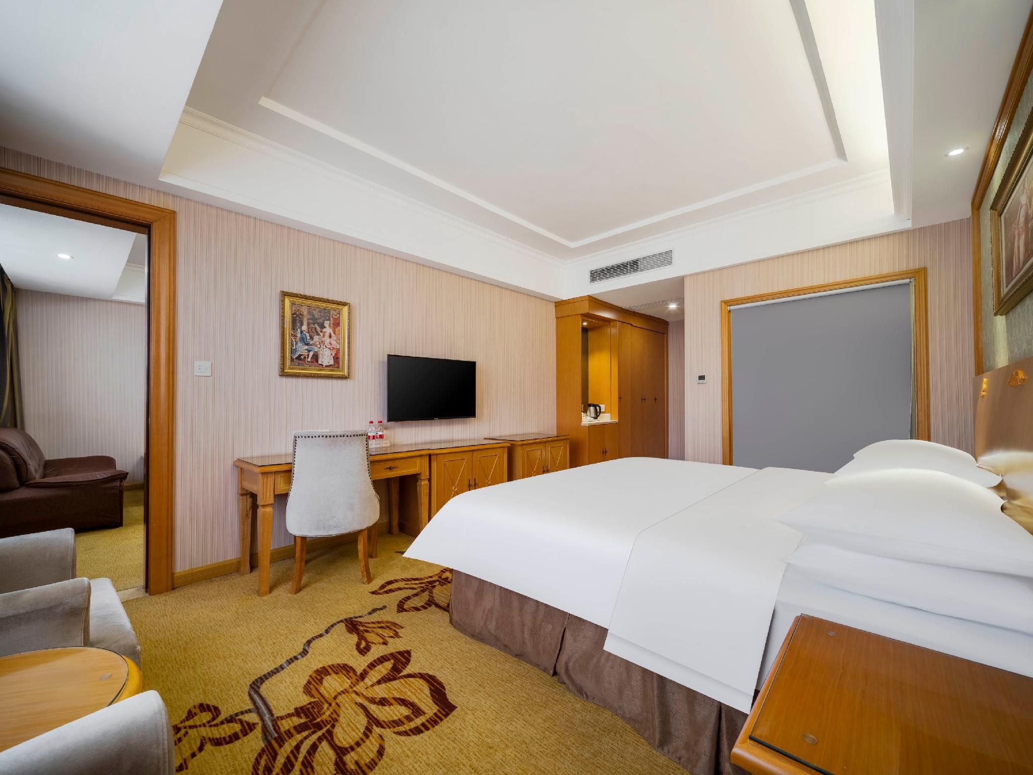 Vienna - Functional Chess Suite Room