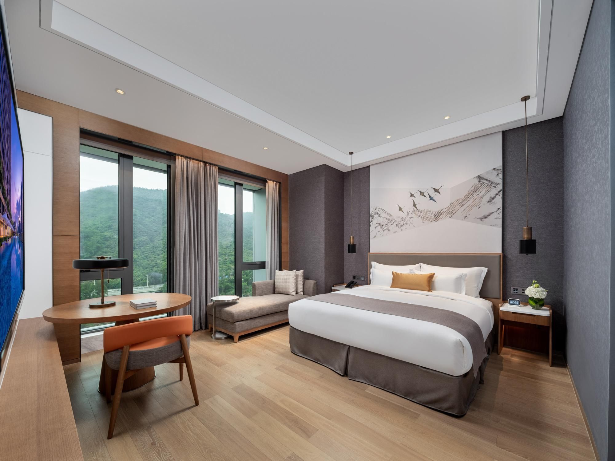 Suite with Bathtub