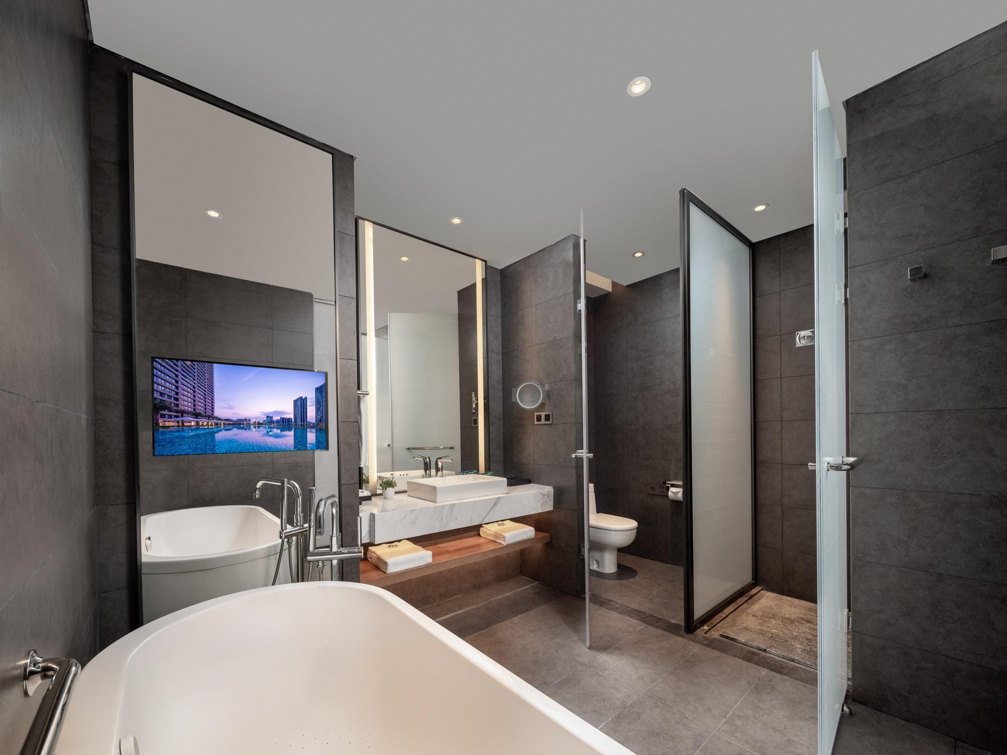 Suite with Bathtub