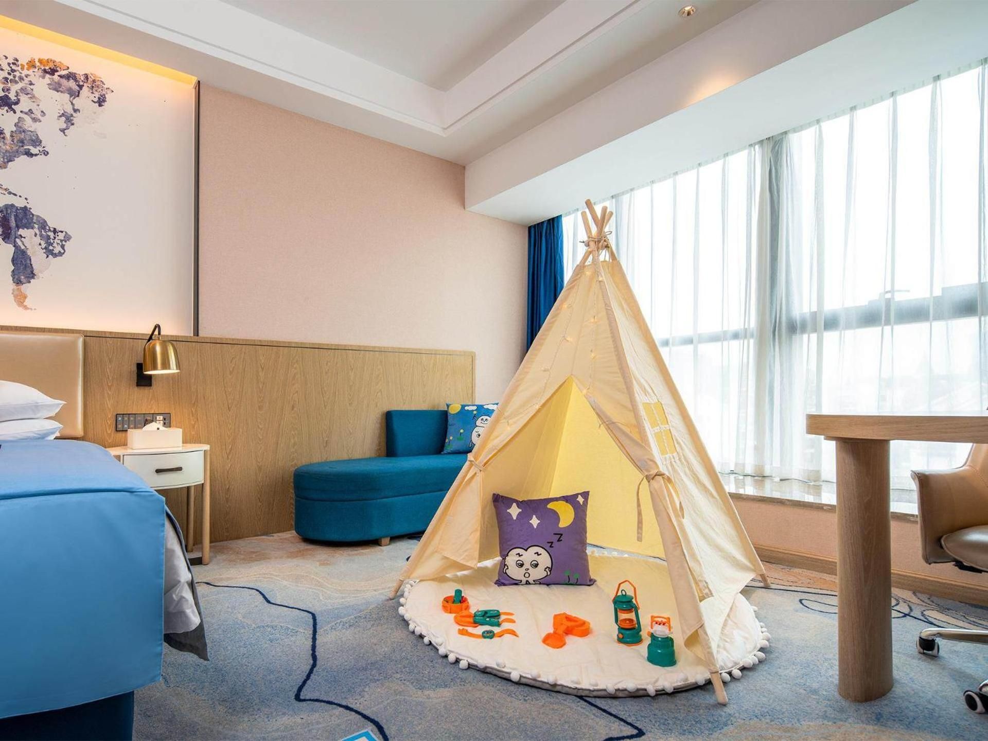 Happy Family Room with Theme