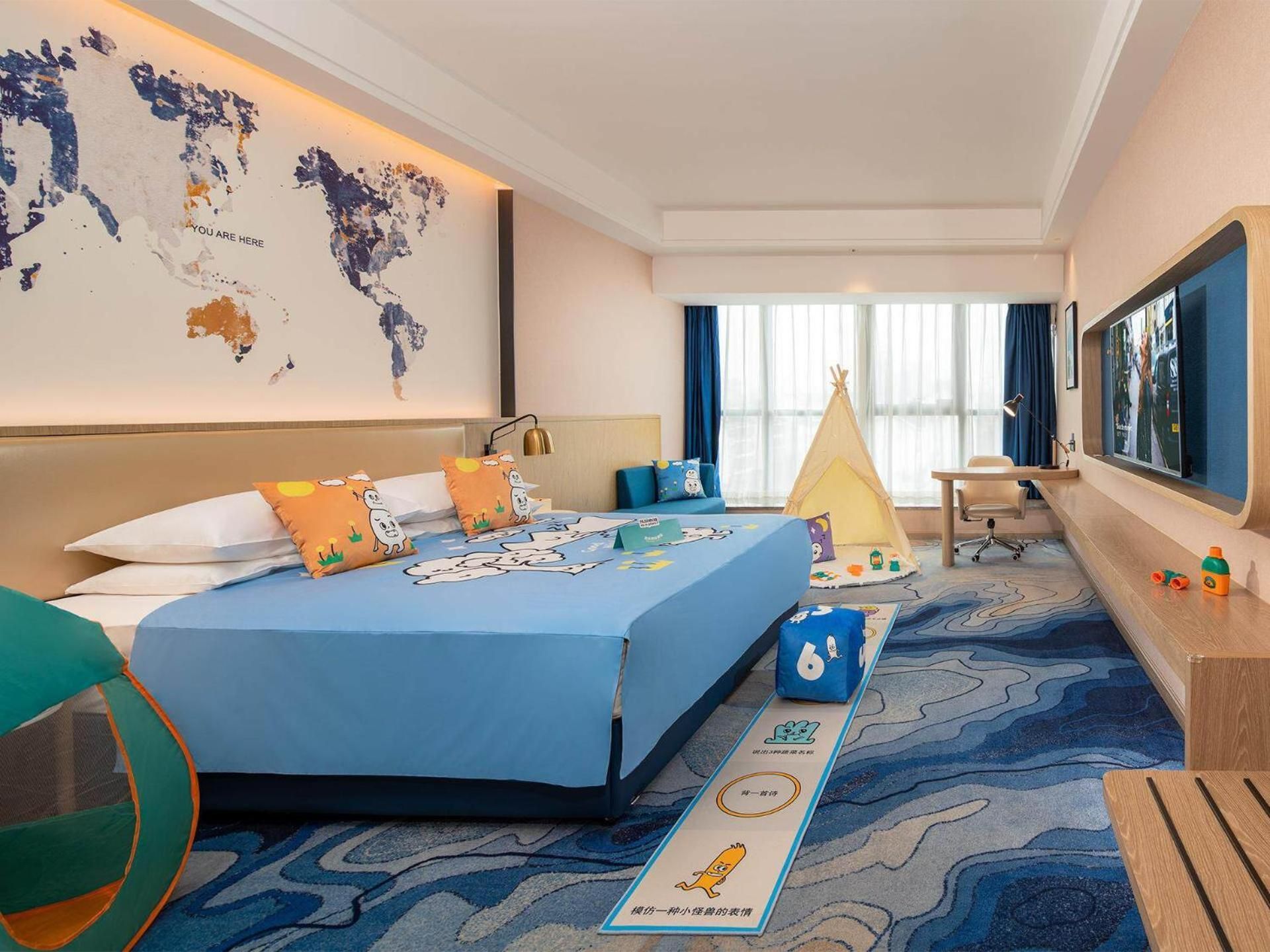 Happy Family Room with Theme