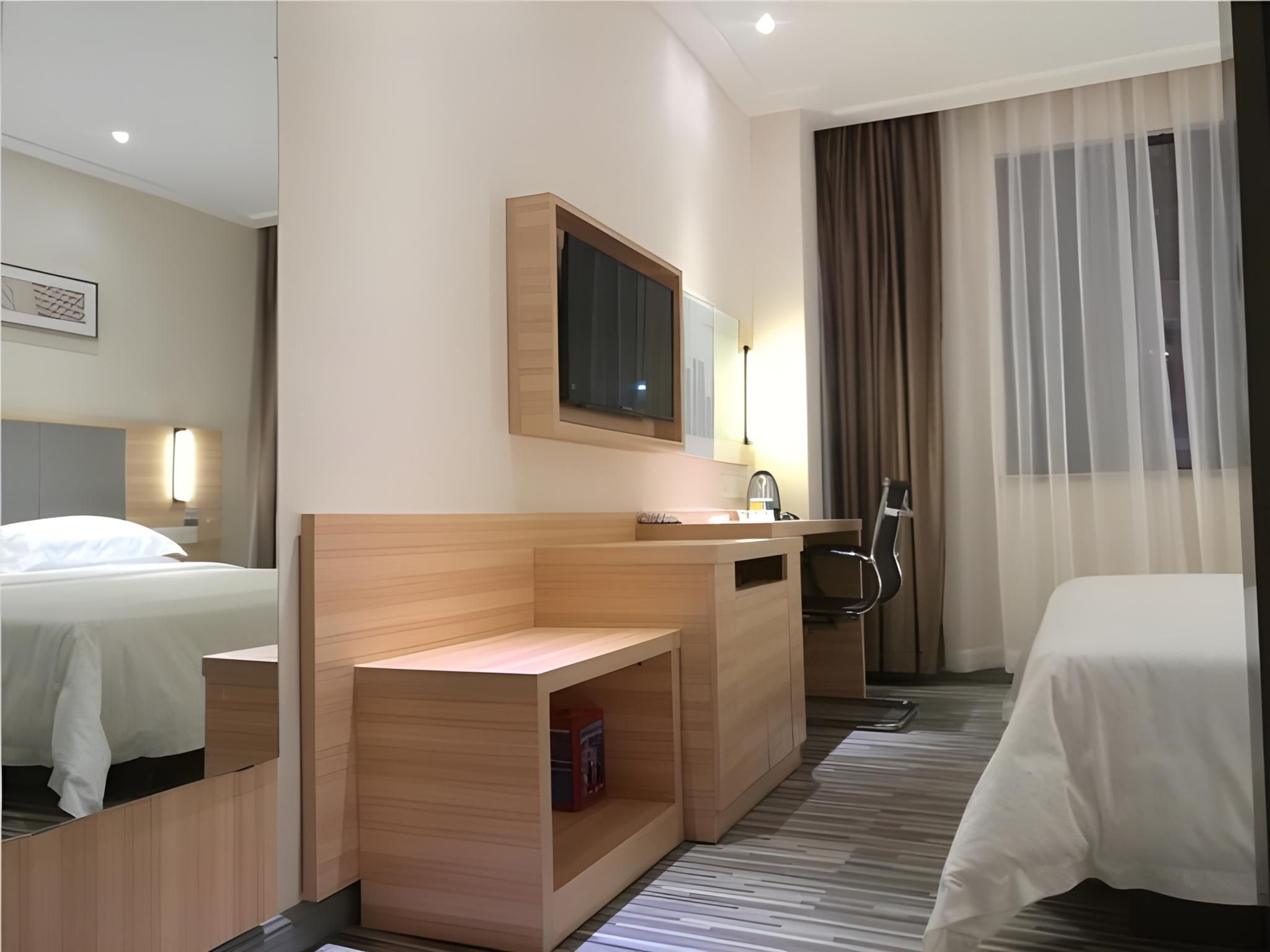 Business Queen Room