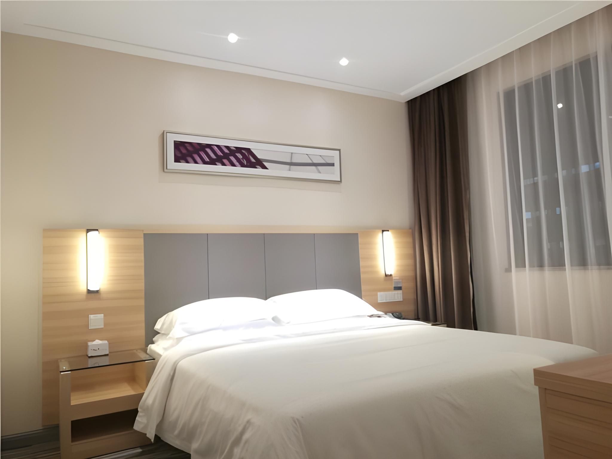 Stand Queen Room