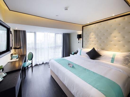 Xana - Bed Room With View