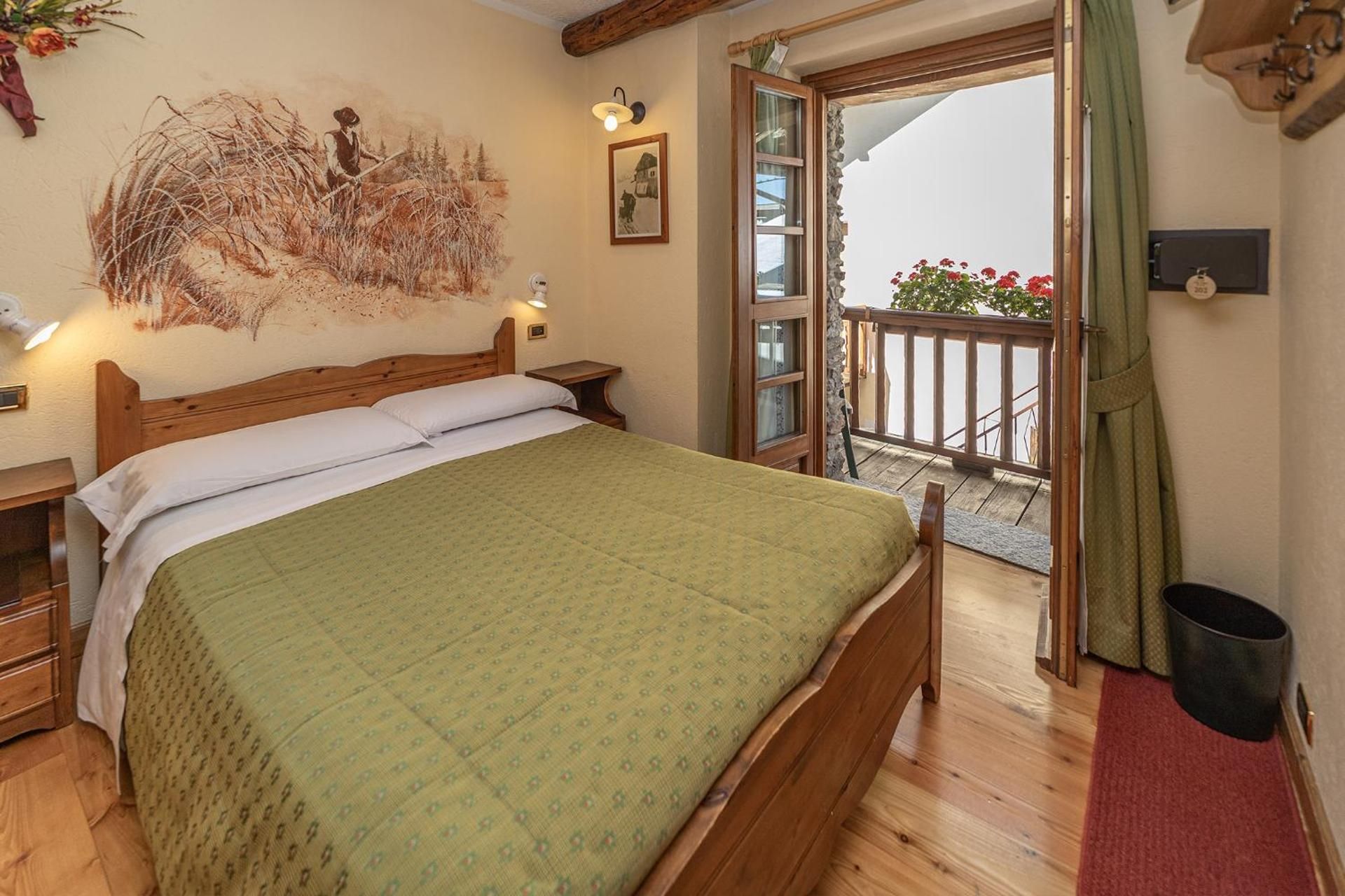 Double Room/Twin with Single Beds