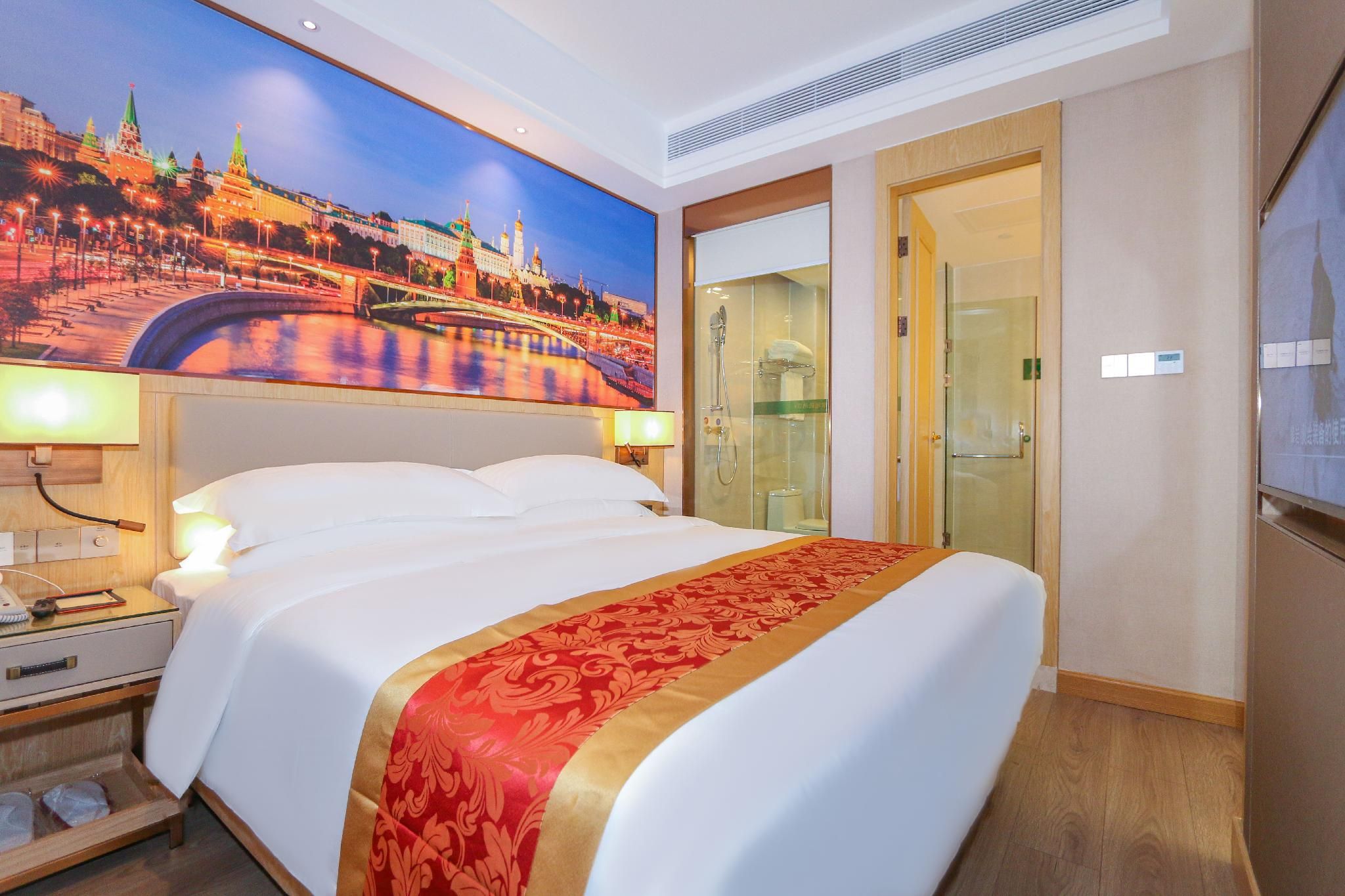 1 Queen Bed Business Suite