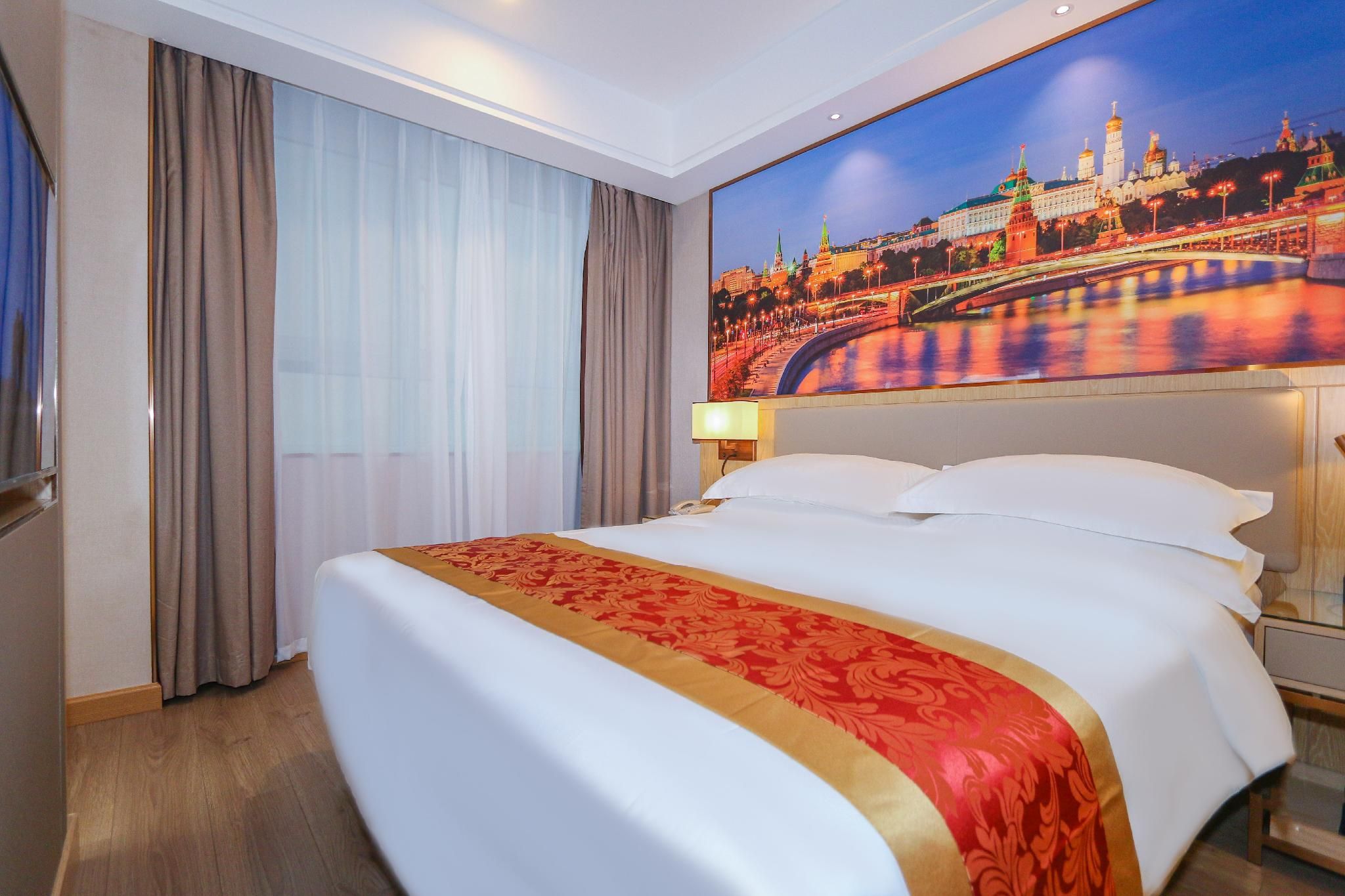 1 Queen Bed Business Suite