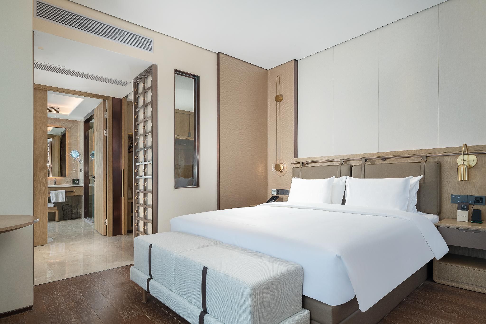 Deluxe Suite Queen Bed