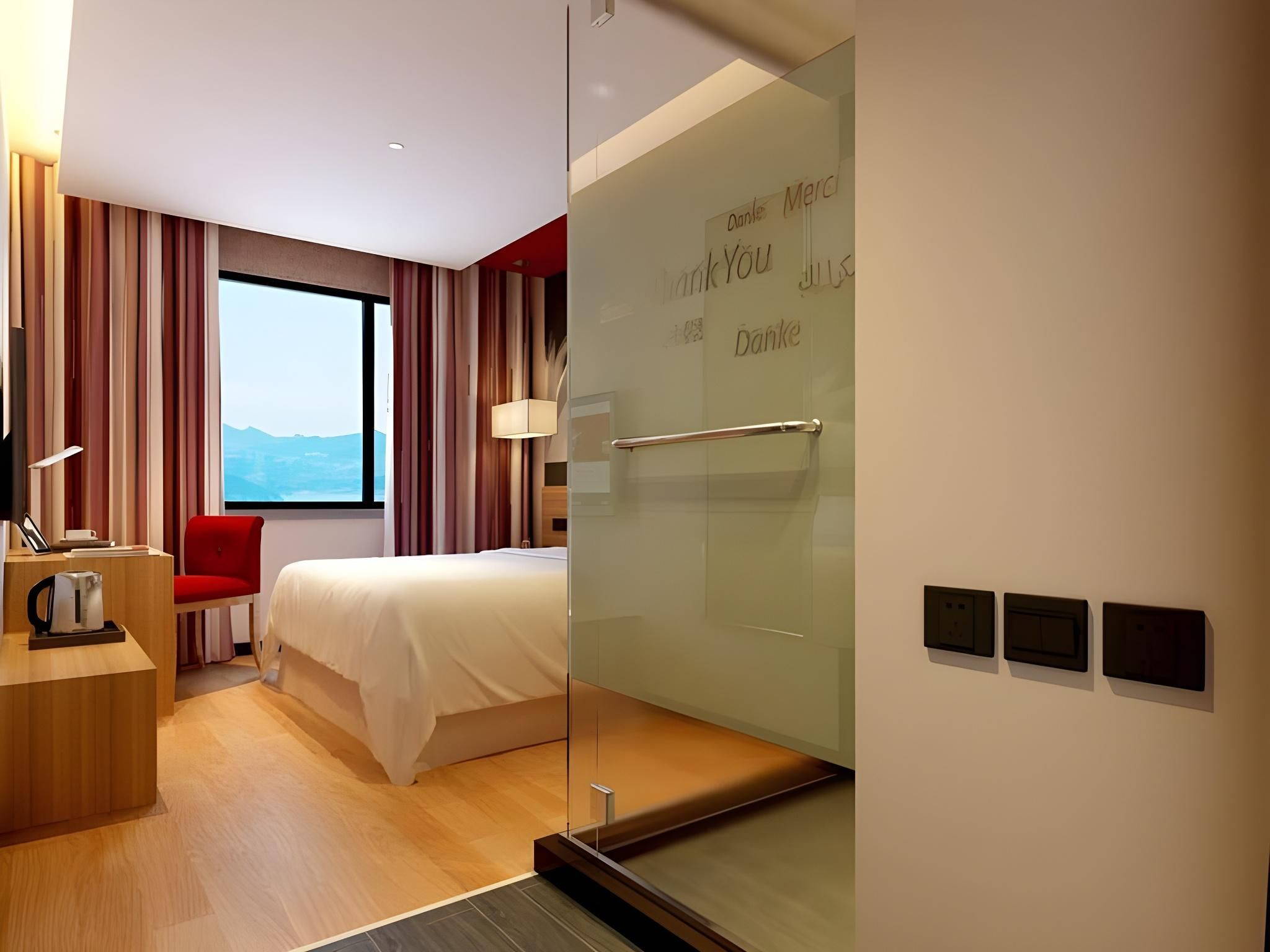 Queen Deluxe Room