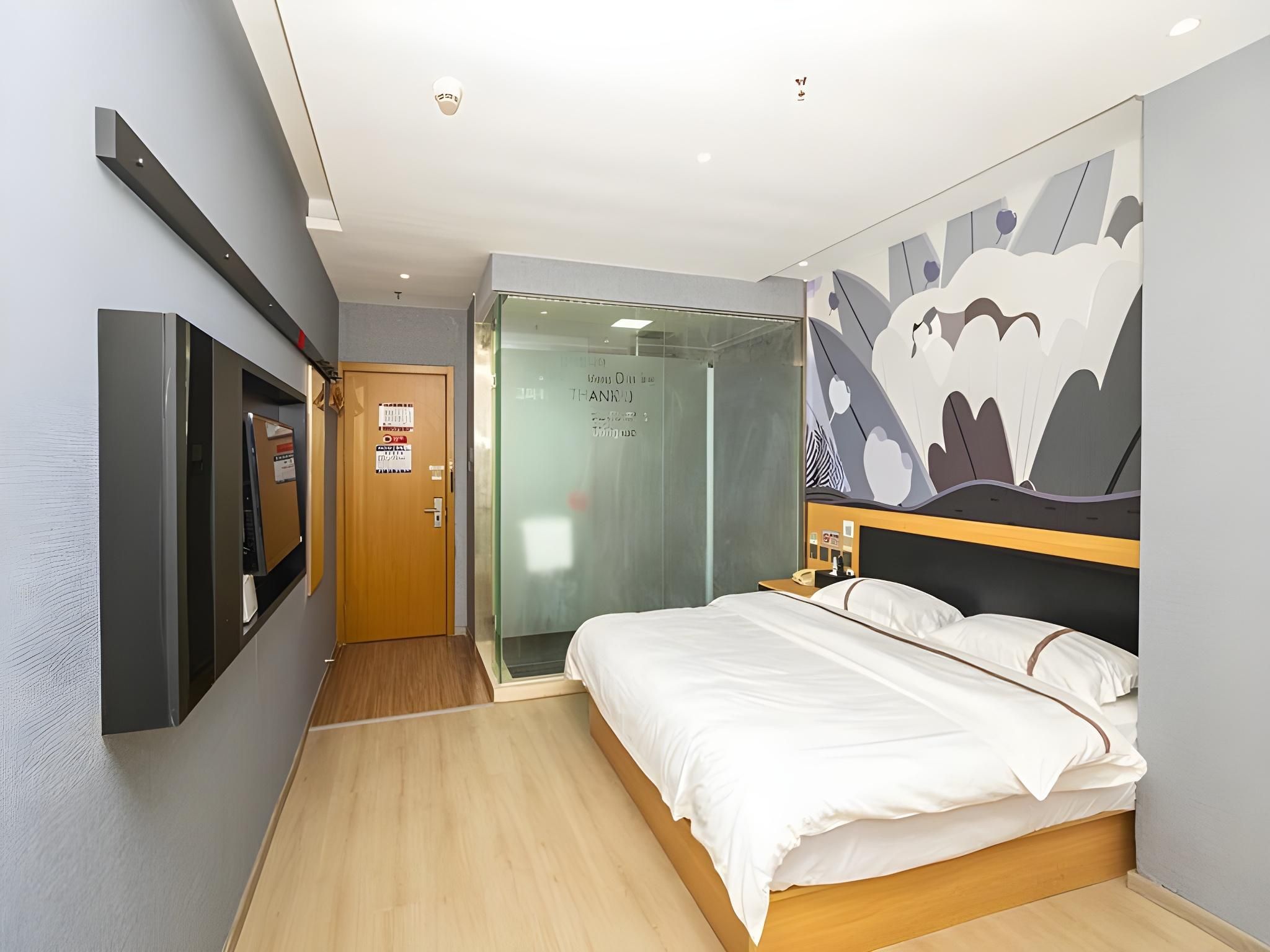 Queen Deluxe Room
