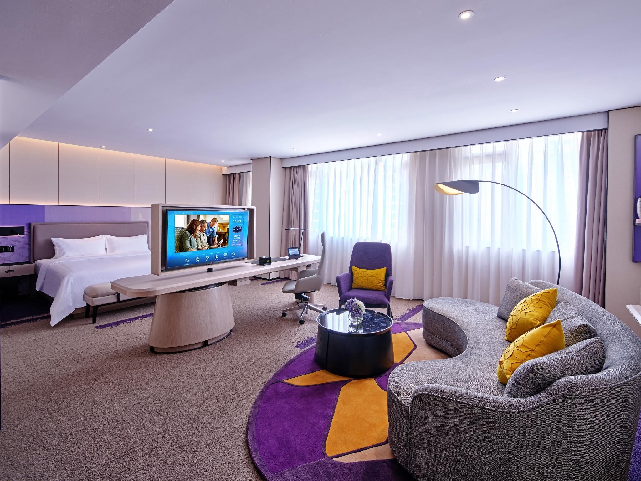 King Bed Hampton Suite