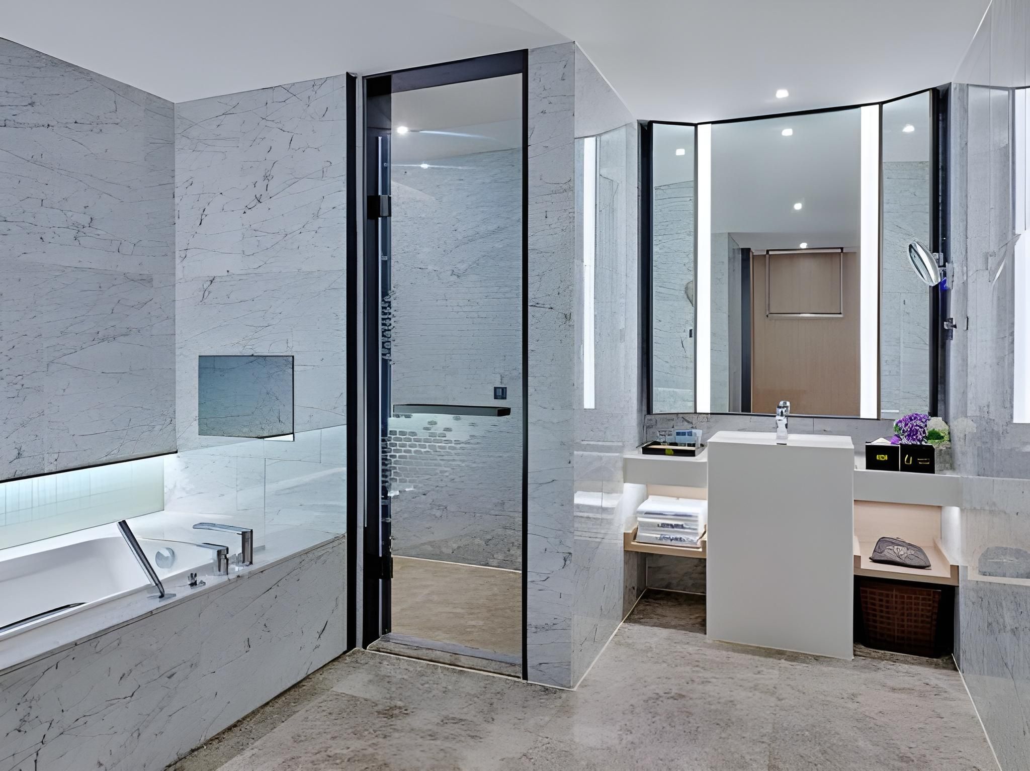 King Bed Hampton Suite