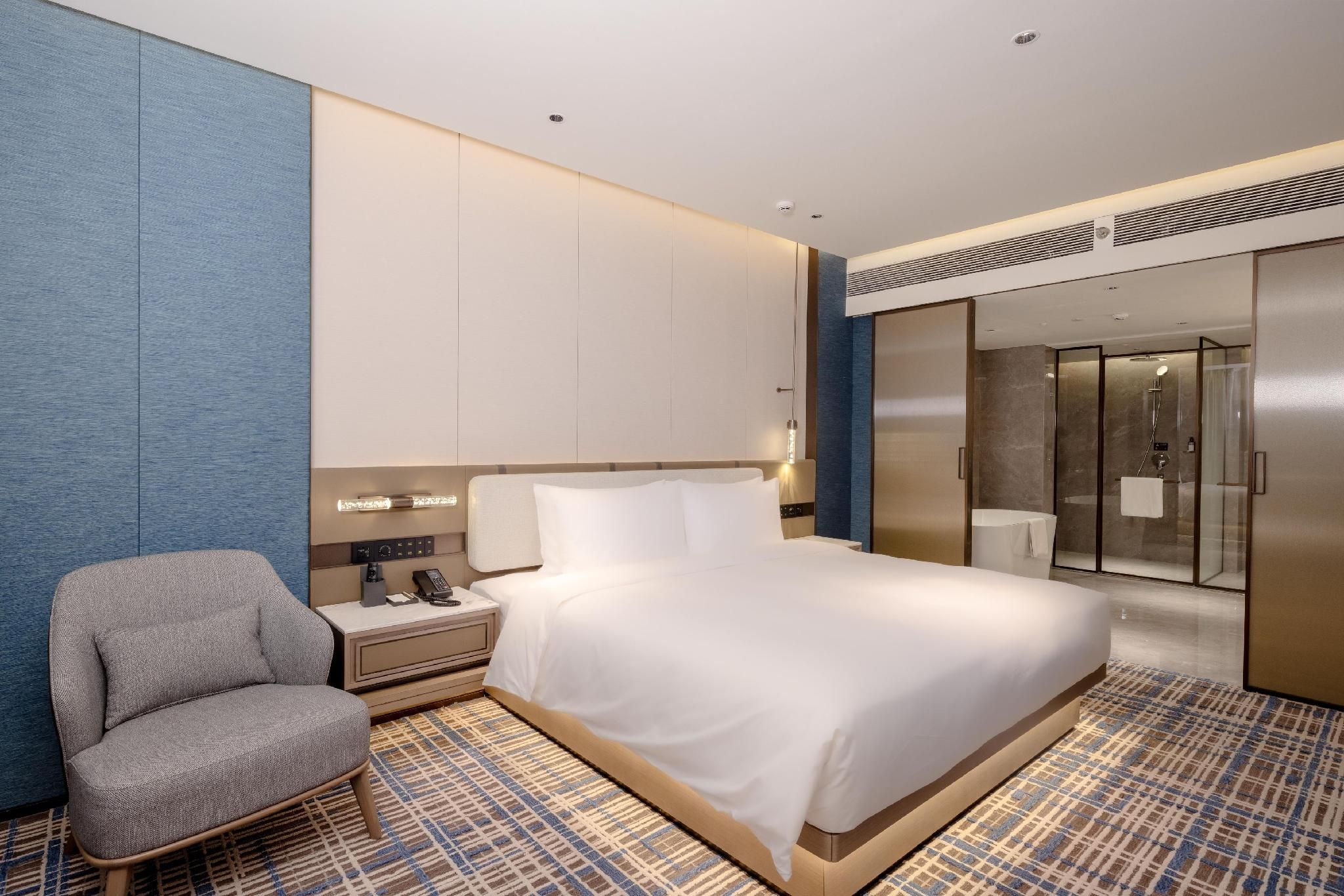 Deluxe Suite with View