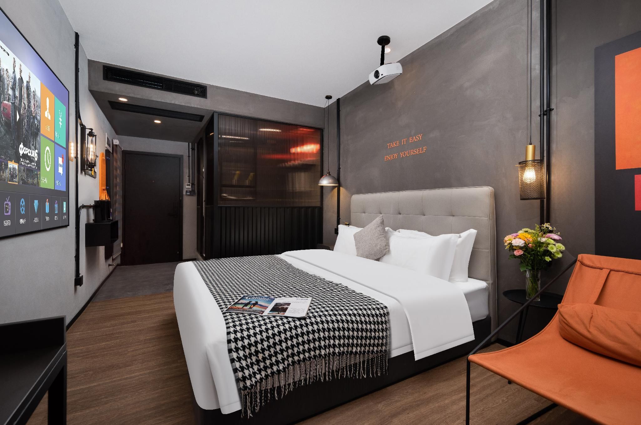 Feature Queen Room
