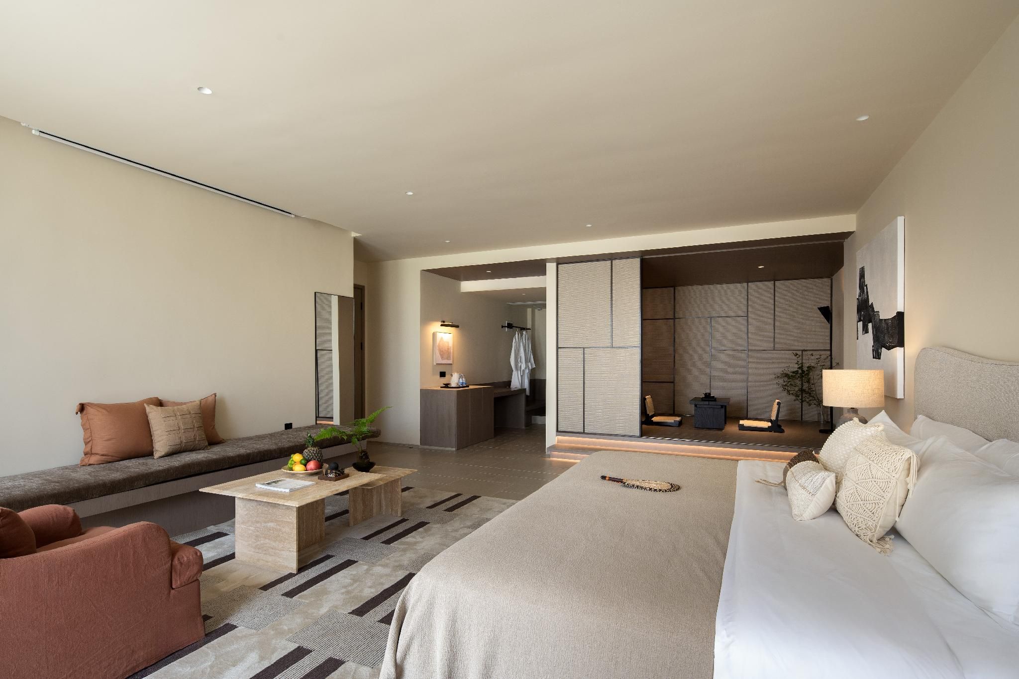 Premier Courtyard Room