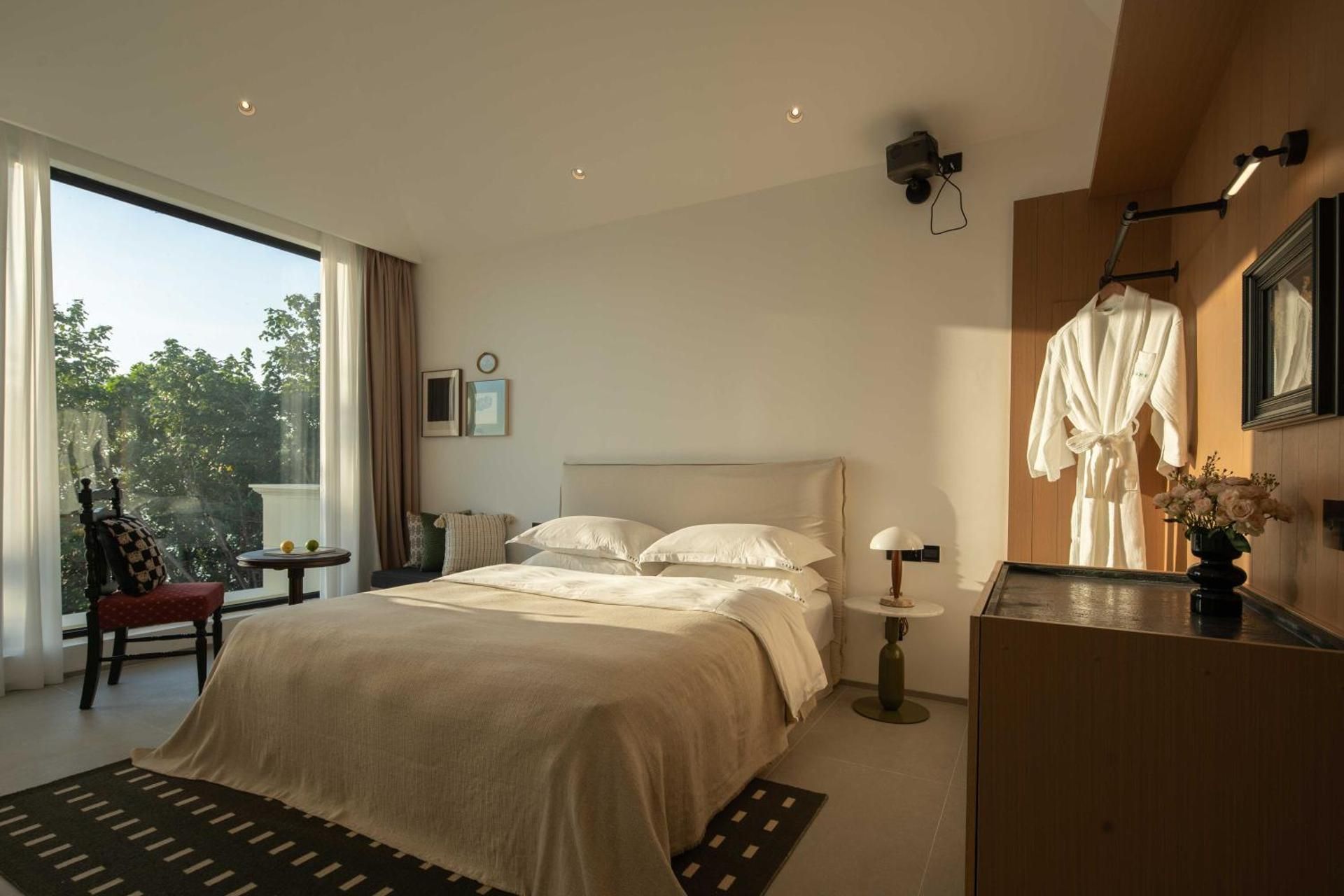 Deluxe Double Room with Side Sea View