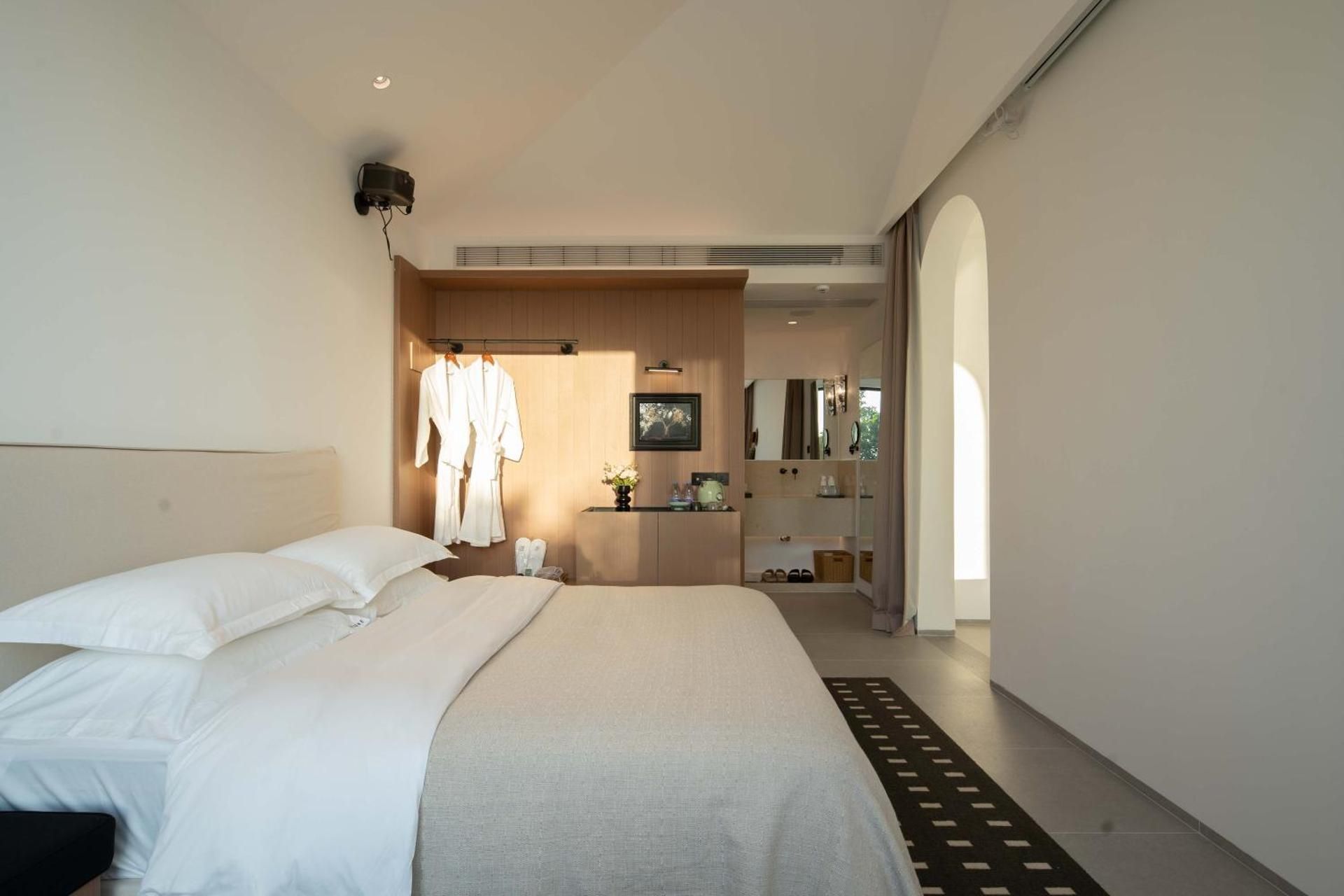 Deluxe Double Room with Side Sea View