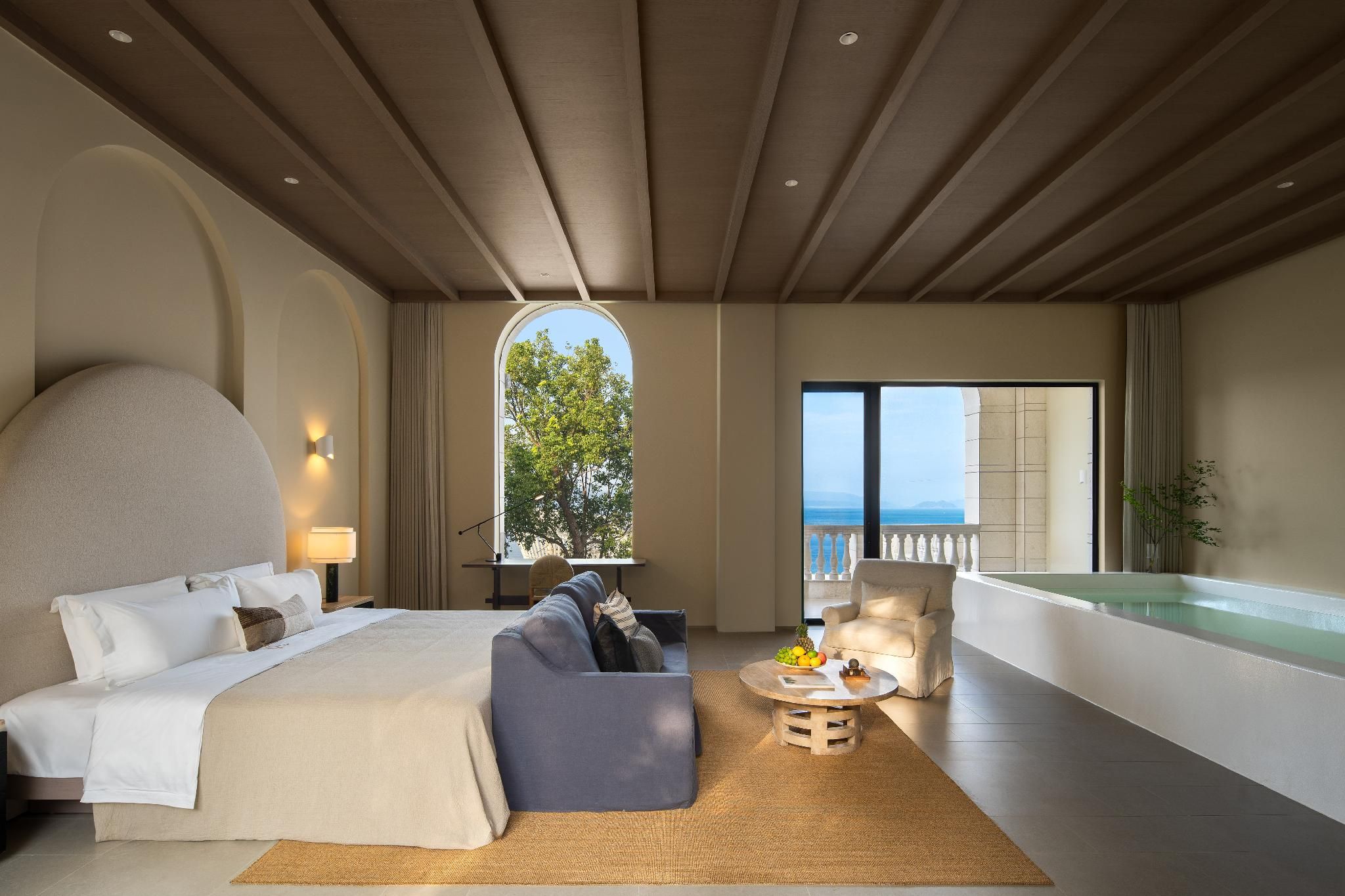 Courtyard Queen Room with Balcony