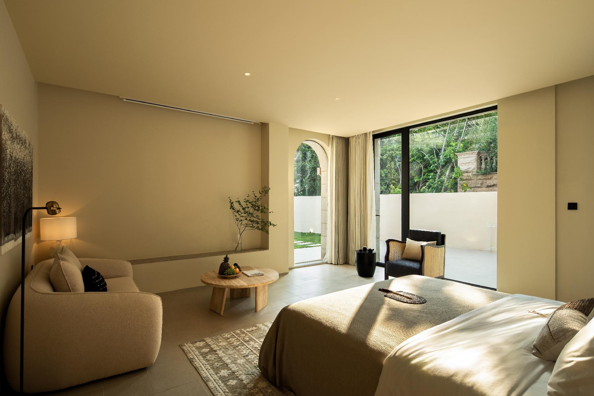 Courtyard Queen Room