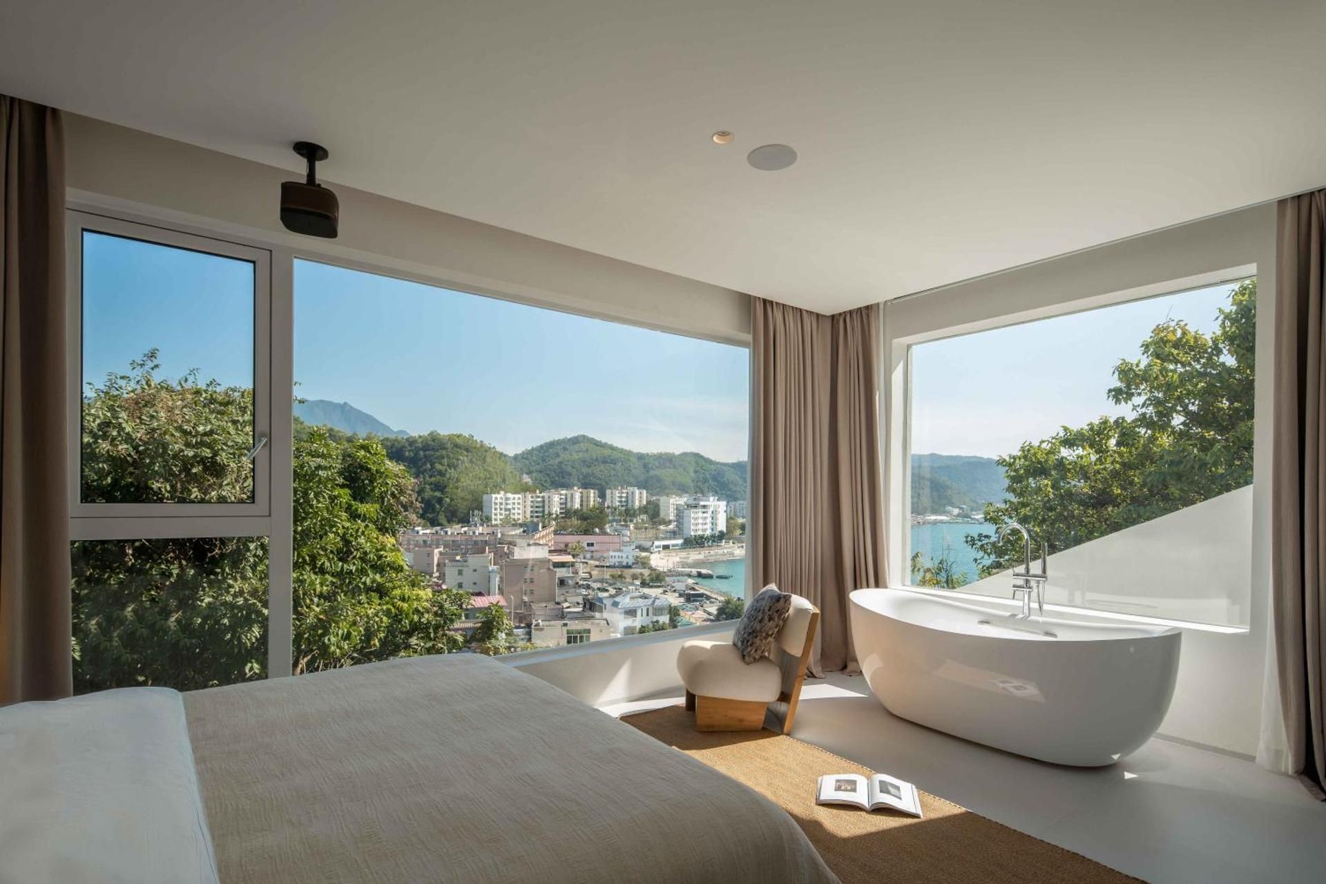 Queen Room with Spa Bath