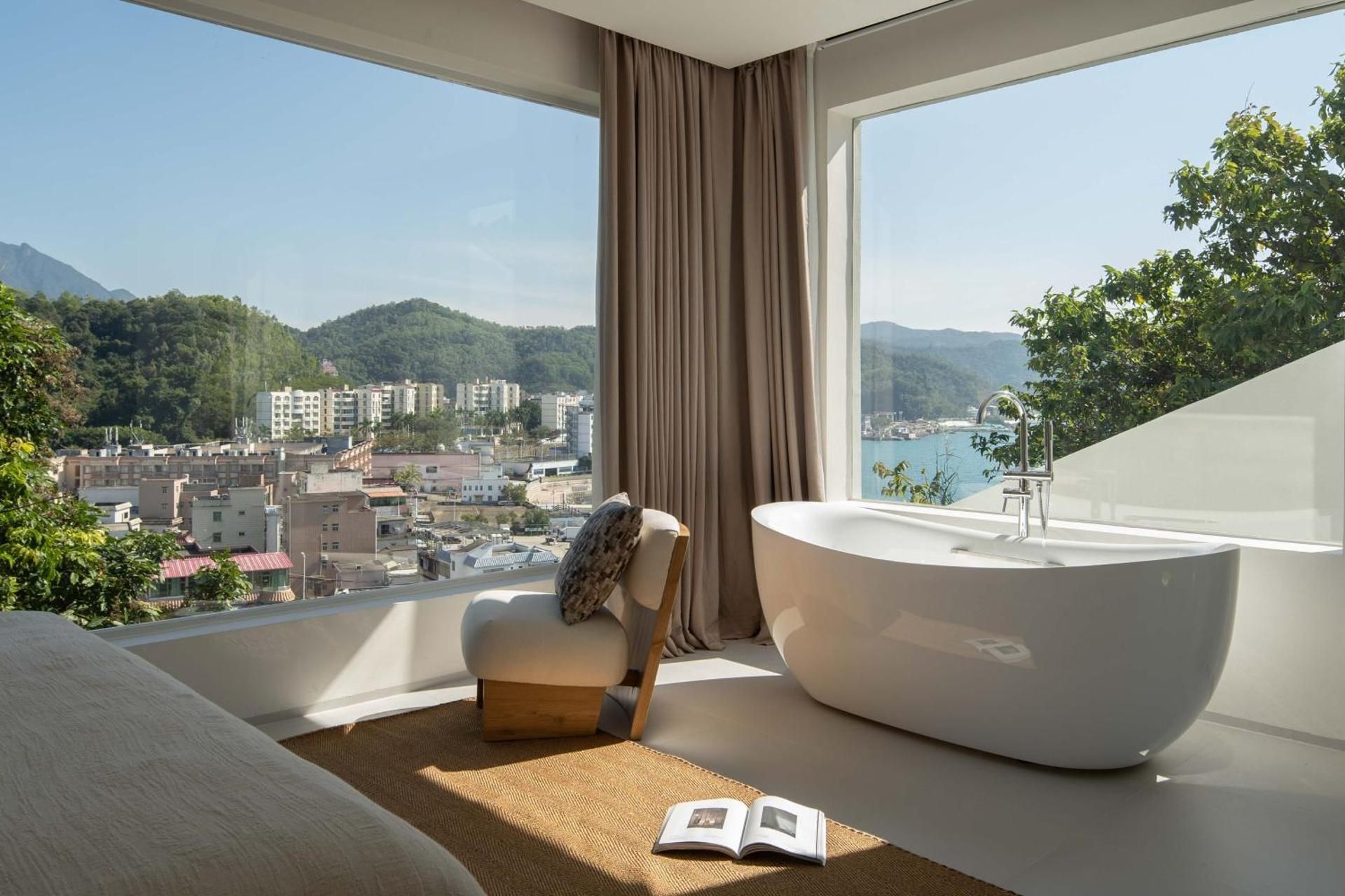 Queen Room with Spa Bath